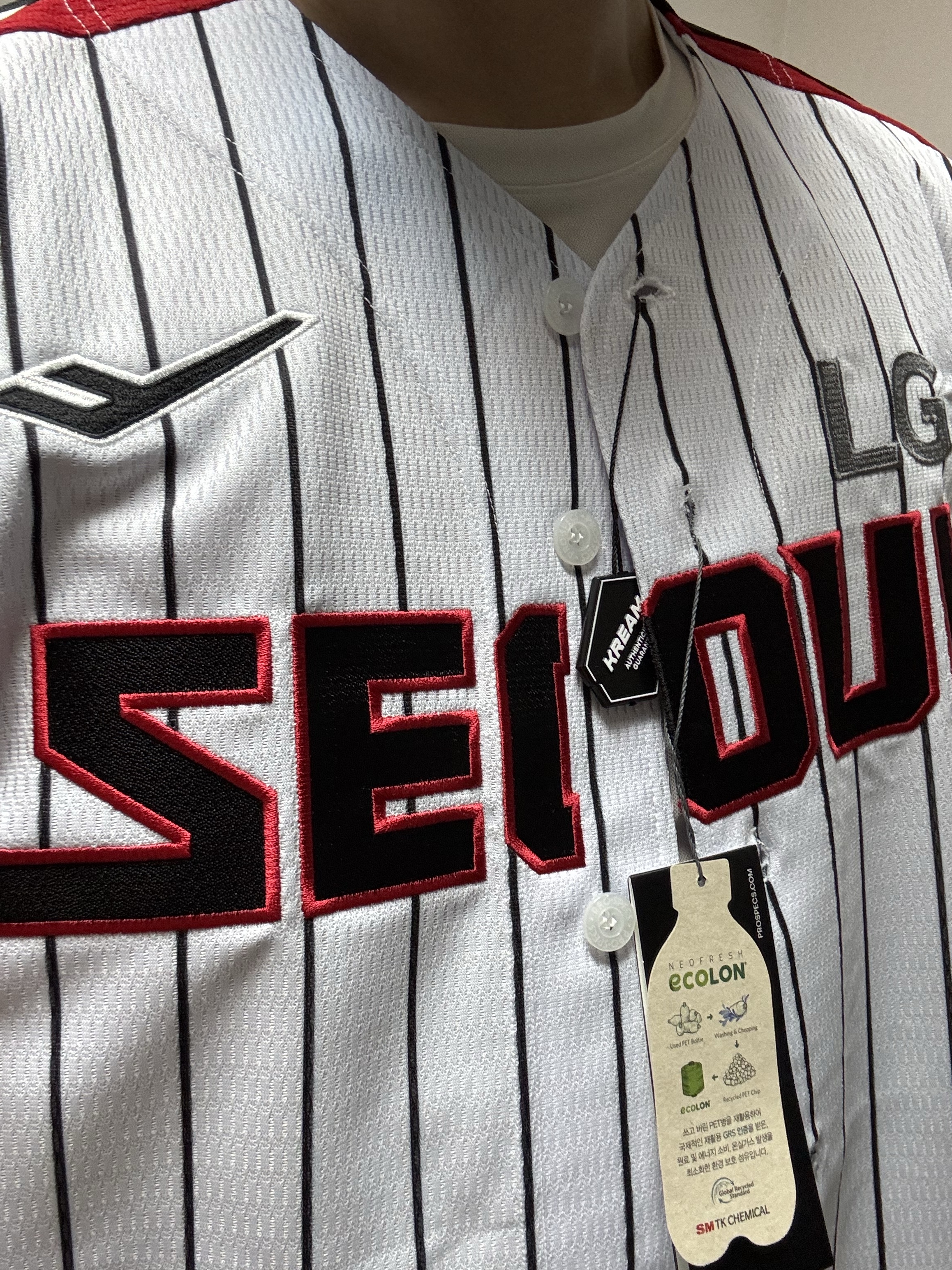LG Twins x Prospecs 2025 Authentic Seoul Uniform Red (Non Marking Ver.) 착용 스타일