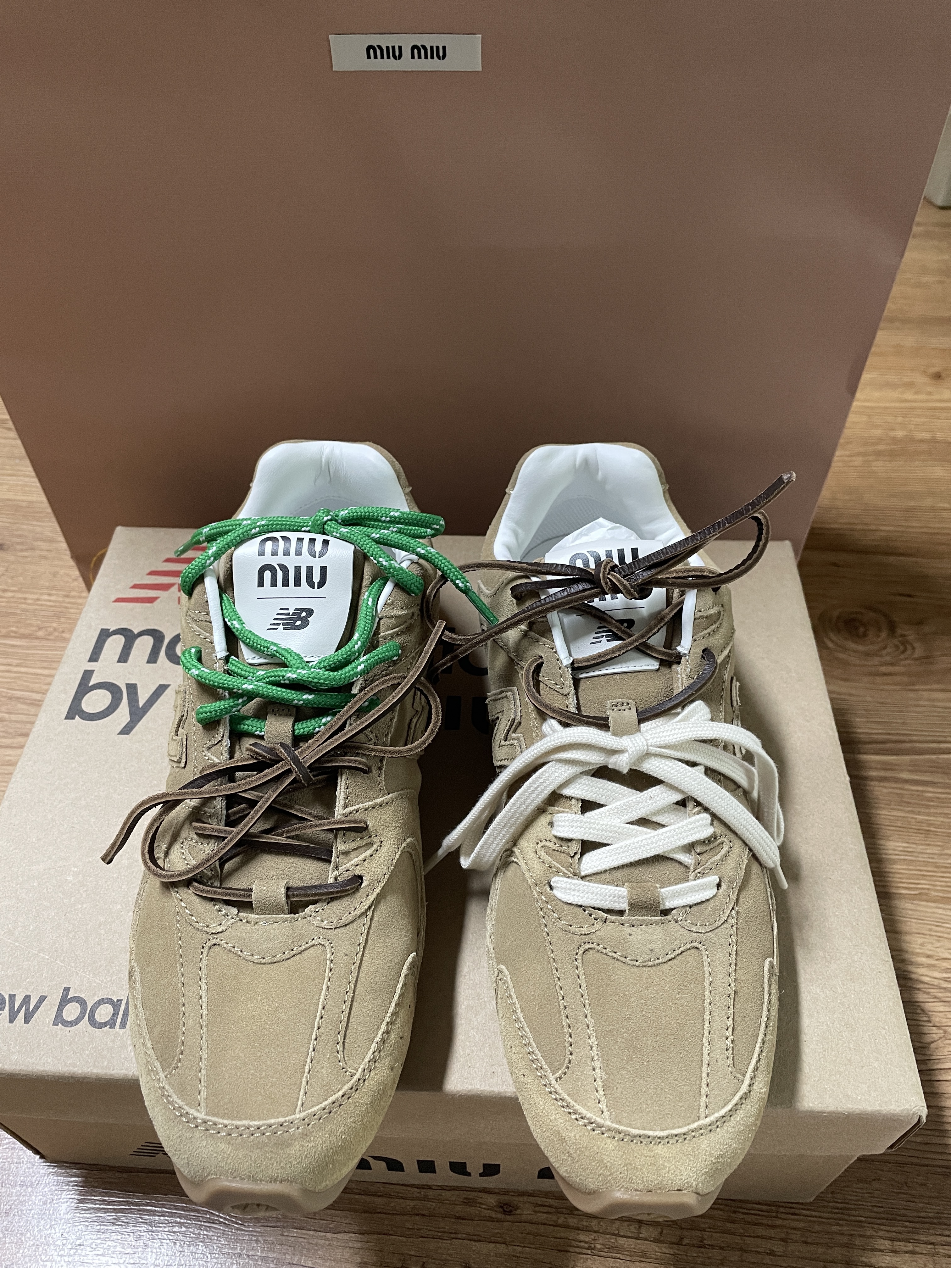 (W) New Balance x Miu Miu 530 Suede Mesh Sneakers Ecru 착용 스타일 - 1