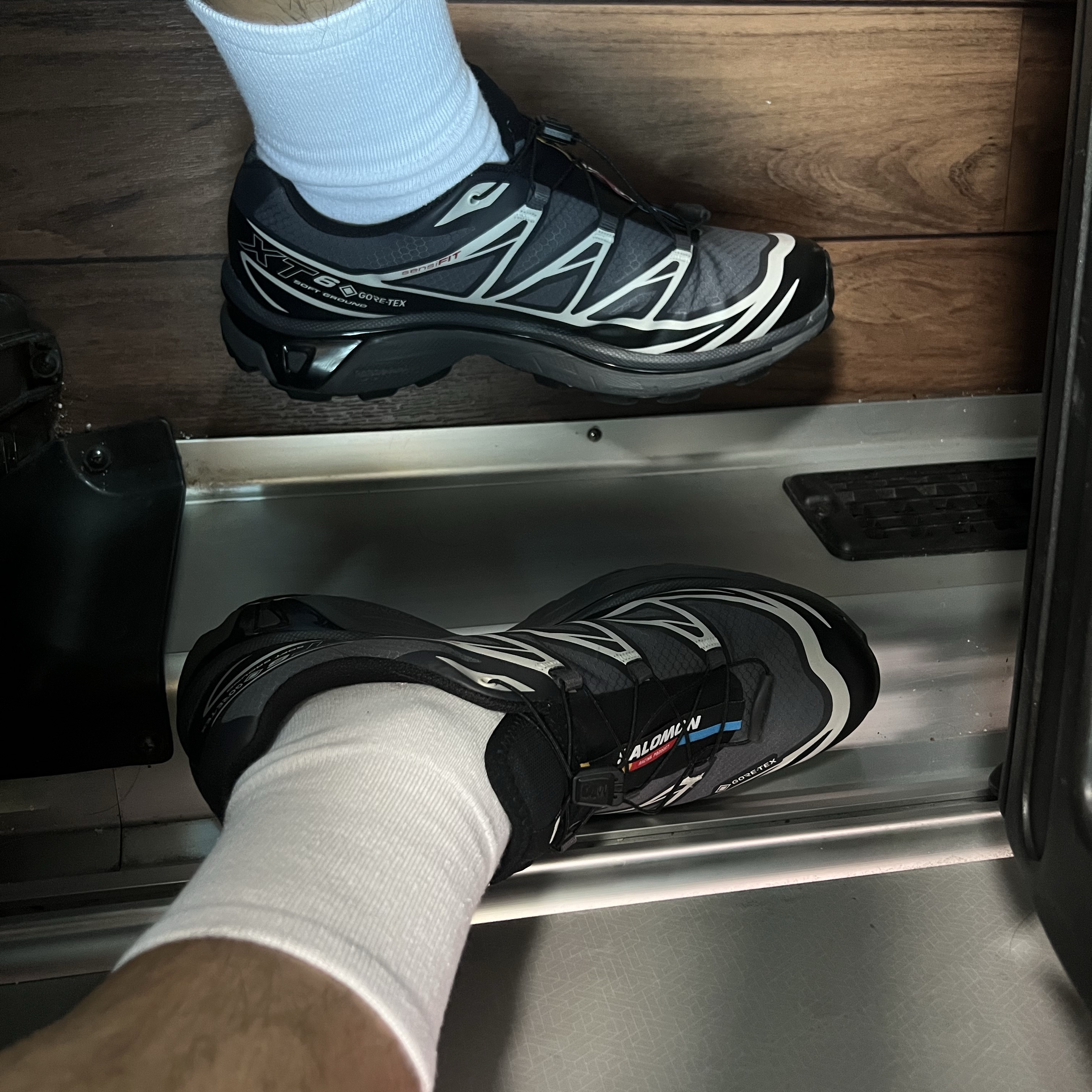 Salomon XT-6 Gore-Tex Black Ebony 착용 스타일