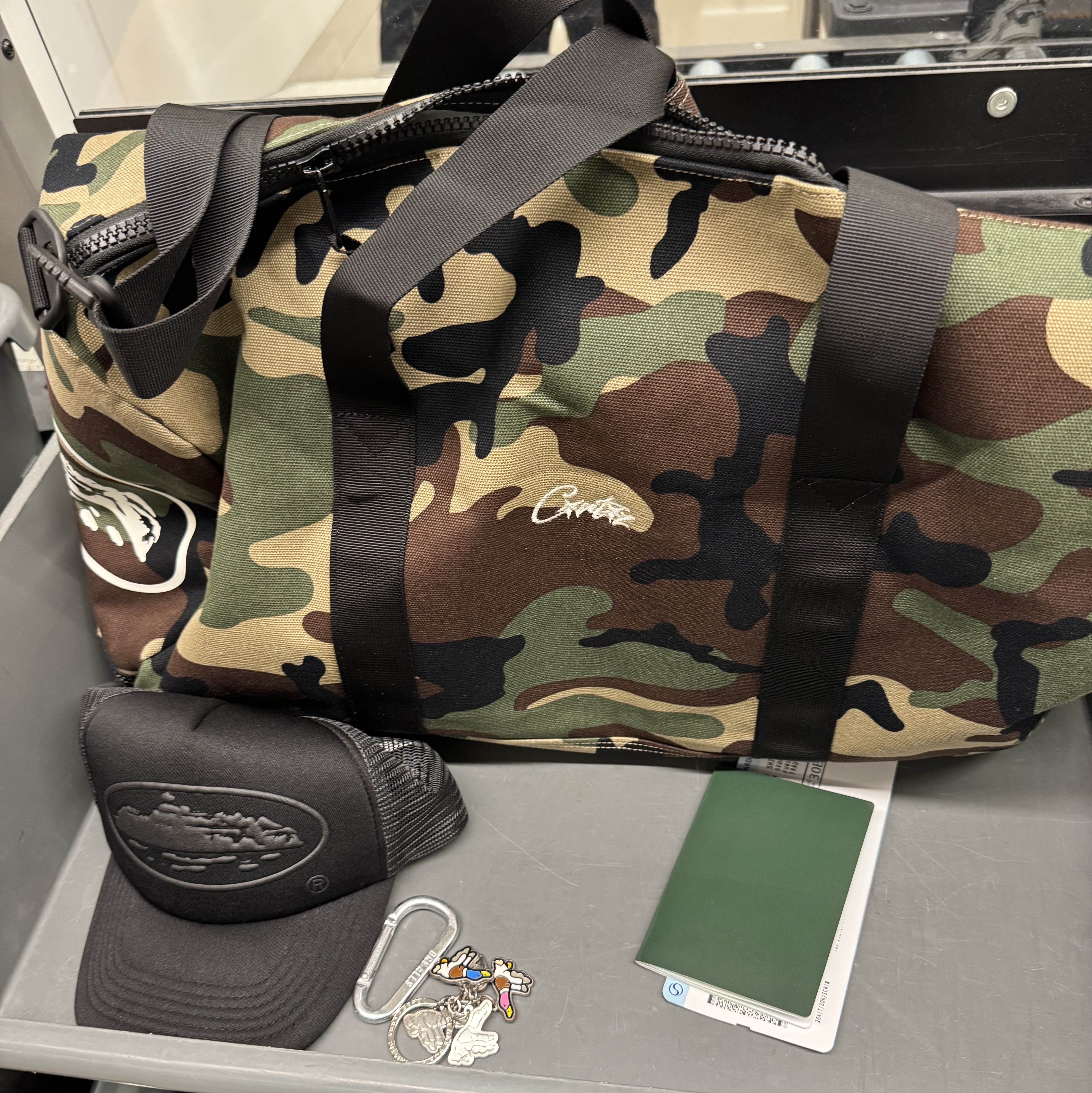 Corteiz OG Alcatraz Puff Print Trucker 21 Black, Corteiz HMP Duffle Bag Black 착용 스타일 - 1
