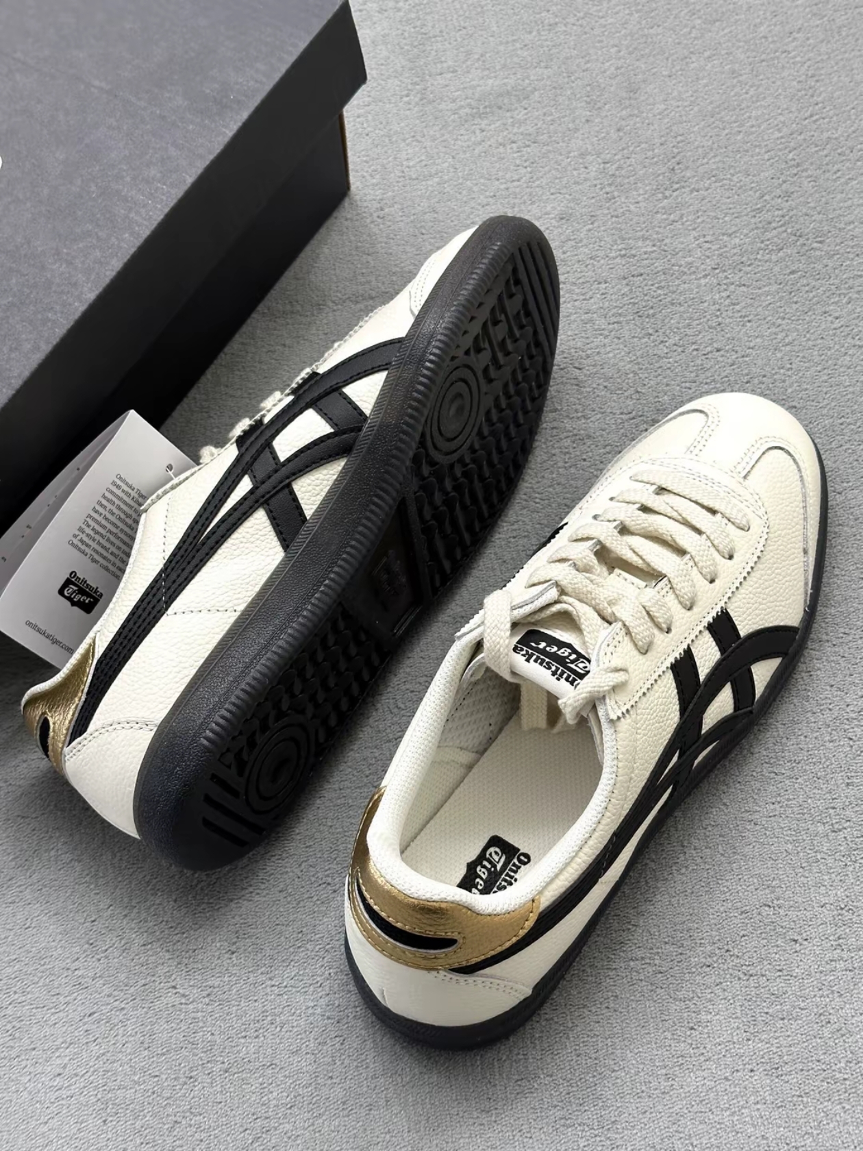 Onitsuka Tiger Tokuten White Black, Adidas Samba OG Cloud White 착용 스타일 - 2