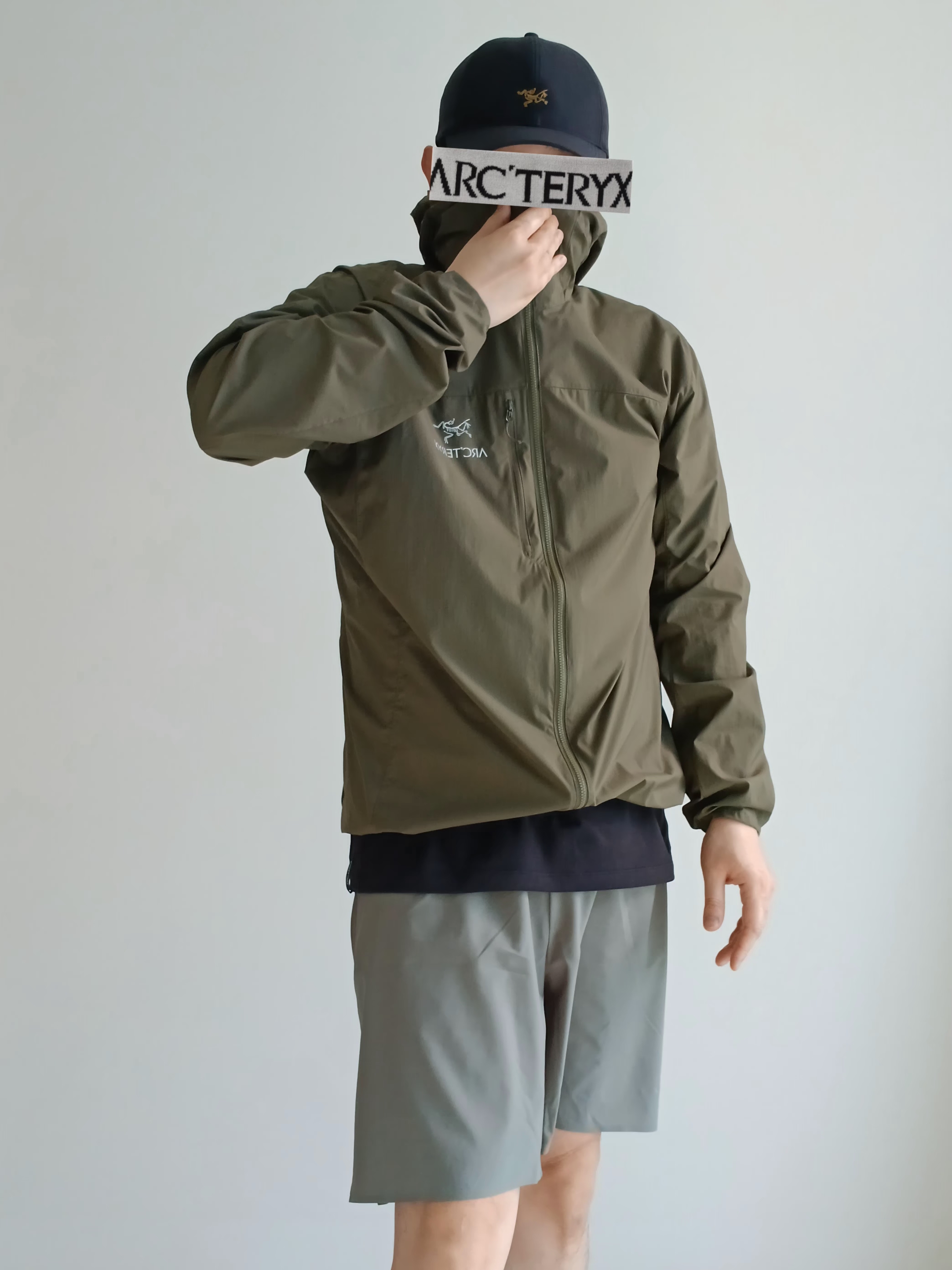 Arc'teryx Small Bird Cap Black, Arc'teryx Kragg Cotton Logo SS T-Shirt 24K Black 착용 스타일 - 1