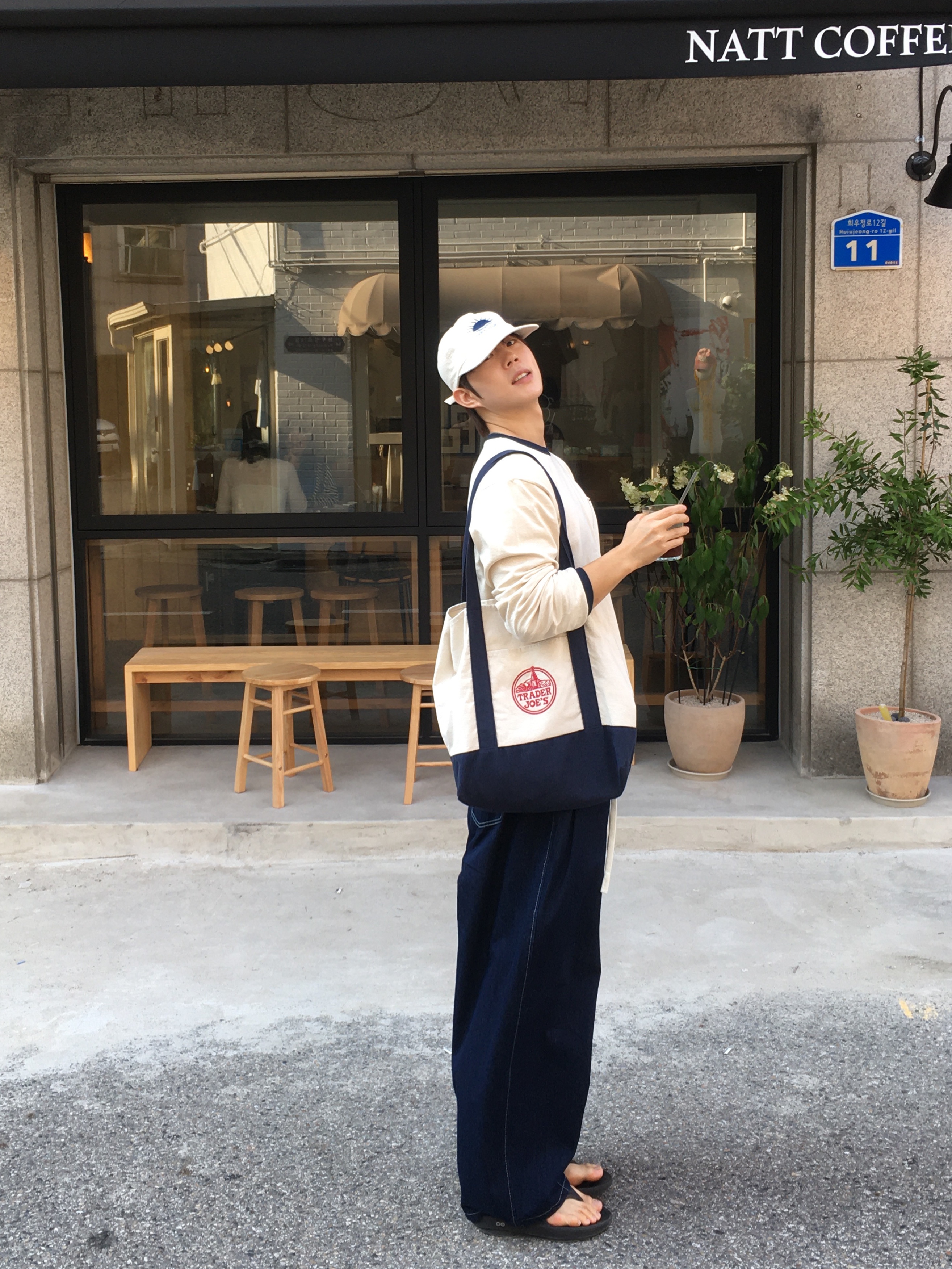 Oofos OOriginal Black, Trader Joe's Canvas Tote Bag Navy 착용 스타일 - 2