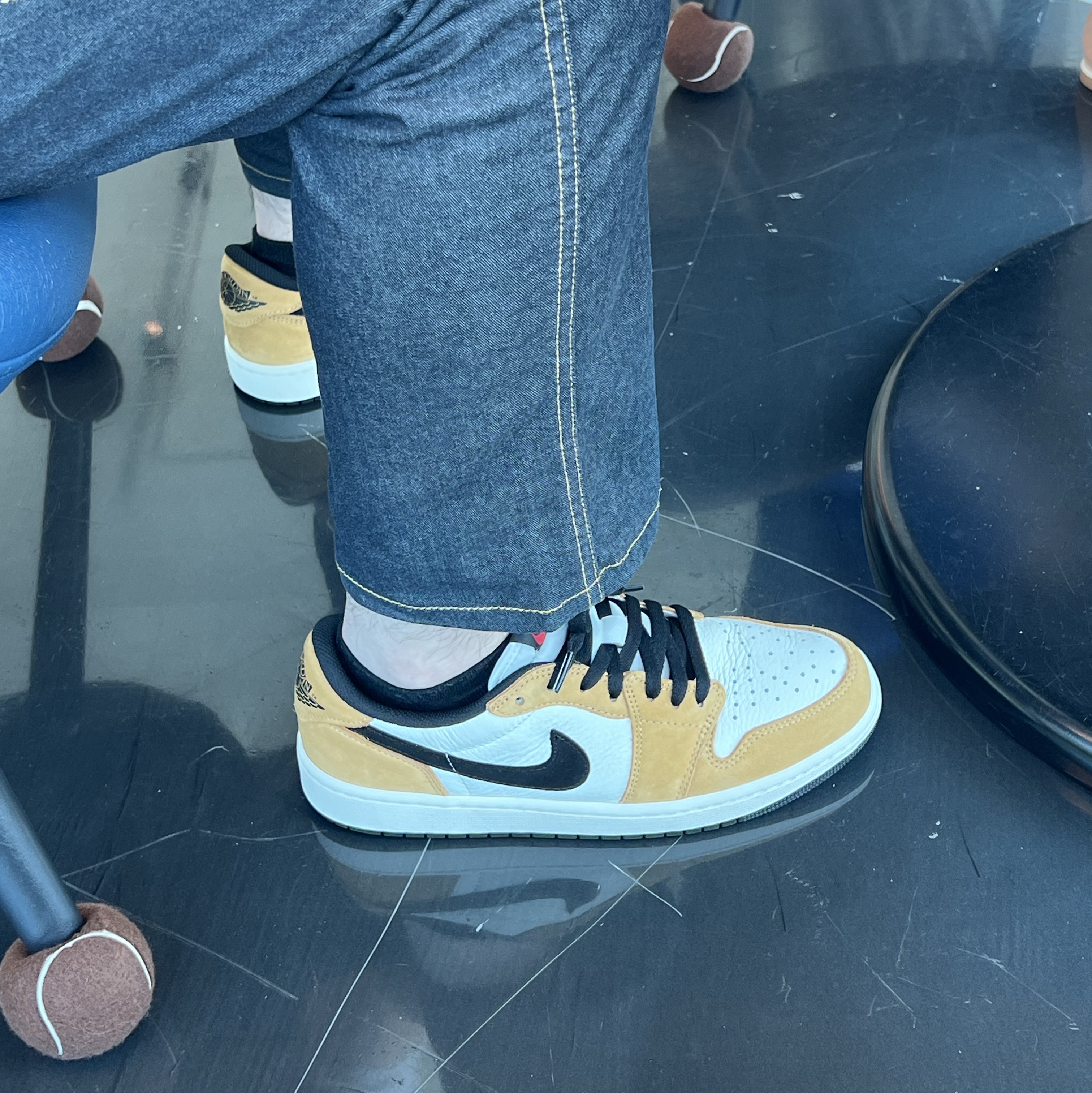 Jordan 1 Low OG Sail and Golden Harvest 착용 스타일