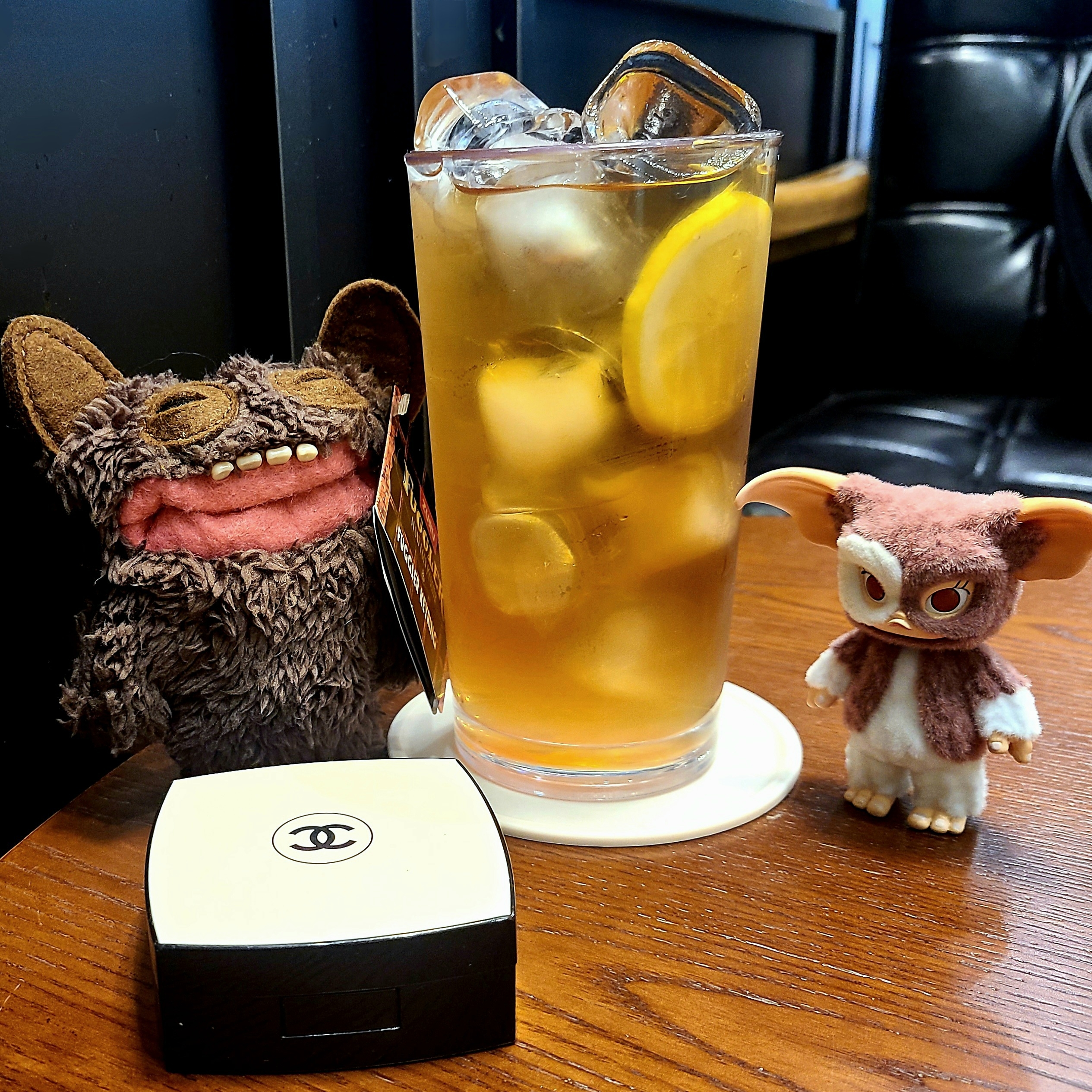 Fuggler Grin Grin Keyring Brown, Pop Mart x Warner Bros. 100th Anniversary Series Sealed Case 100% (12 Blind Boxes) 착용 스타일