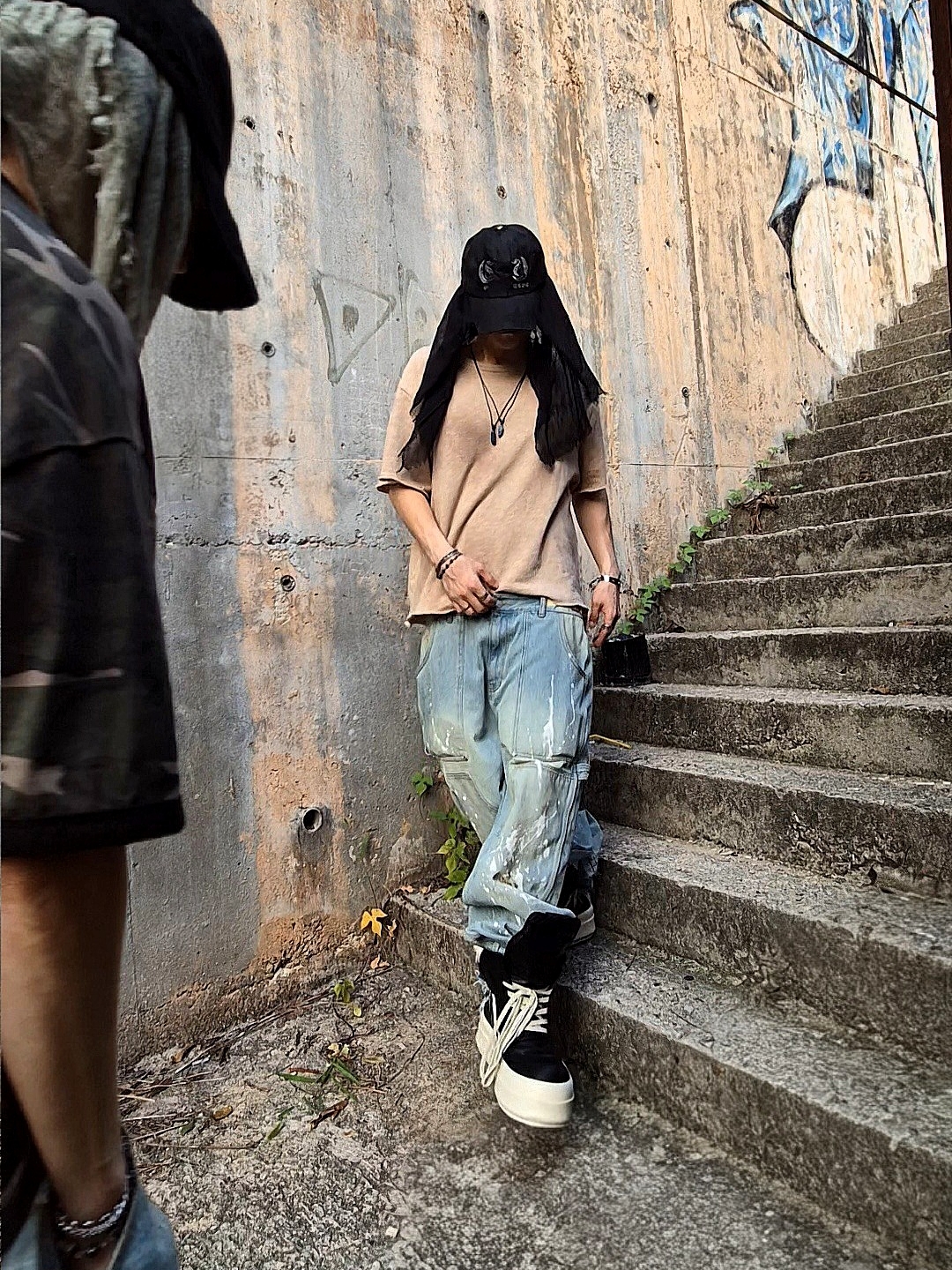 Rick Owens Hollywood Mega Bumper Geobasket in Full Grain Calf Leather Black Milk, Wapworks Work Double Knee Carpenter Pants Oldmillblue 착용 스타일 - 2