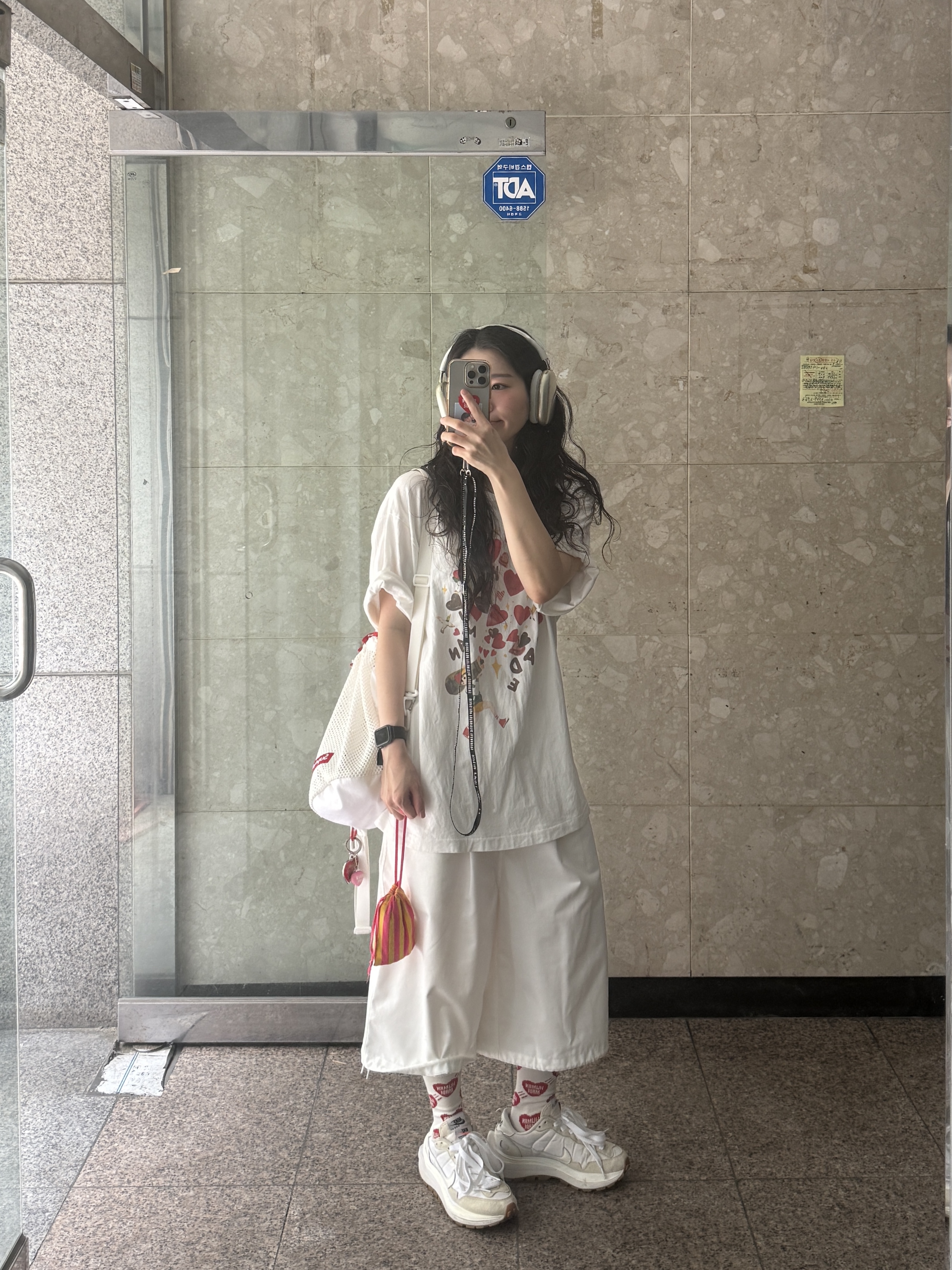 Human Made Keiko Sootome T-shirt #17 White, Nike x Sacai VaporWaffle White and Gum 착용 스타일