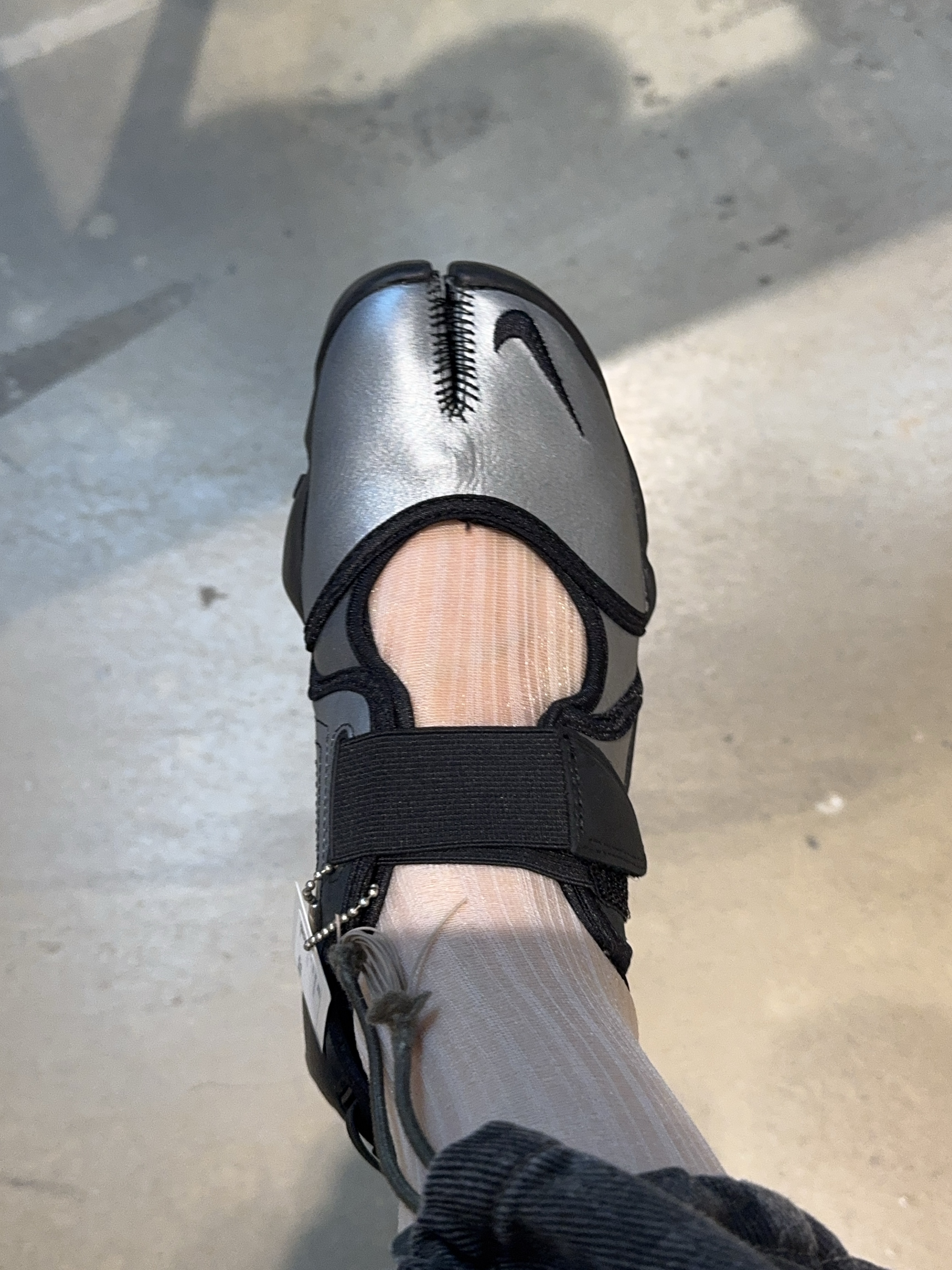 (W) Nike Air Rift Leather Metallic Silver and Black, (W) Nike Air Rift Leather Metallic Silver 착용 스타일 - 1
