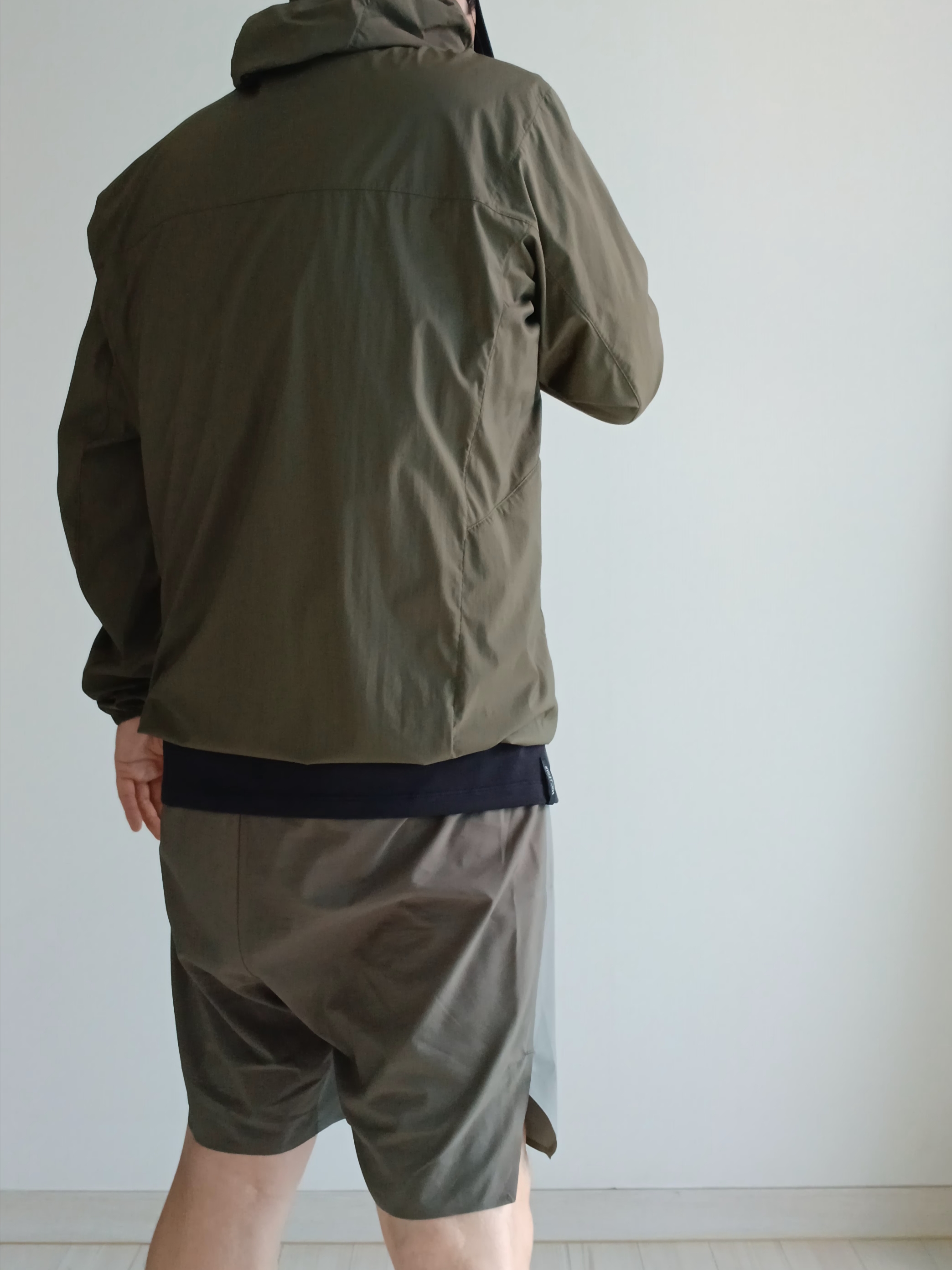 Arc'teryx Small Bird Cap Black, Arc'teryx Kragg Cotton Logo SS T-Shirt 24K Black 착용 스타일 - 9