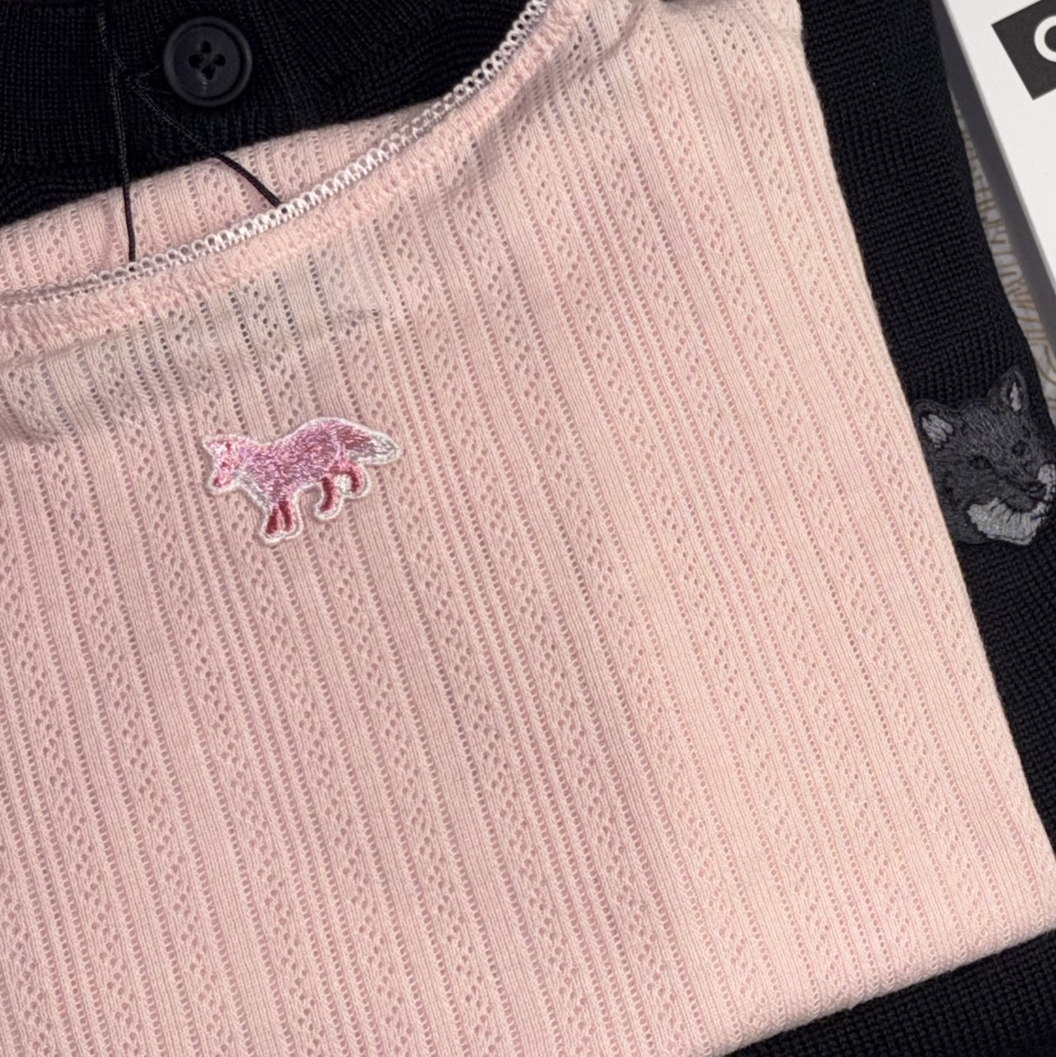 (W) Maison Kitsune Baby Fox Patch Caraco Rosewater, (W) Maison Kitsune Bold Fox Head Patch Regular Cardigan Black 착용 스타일