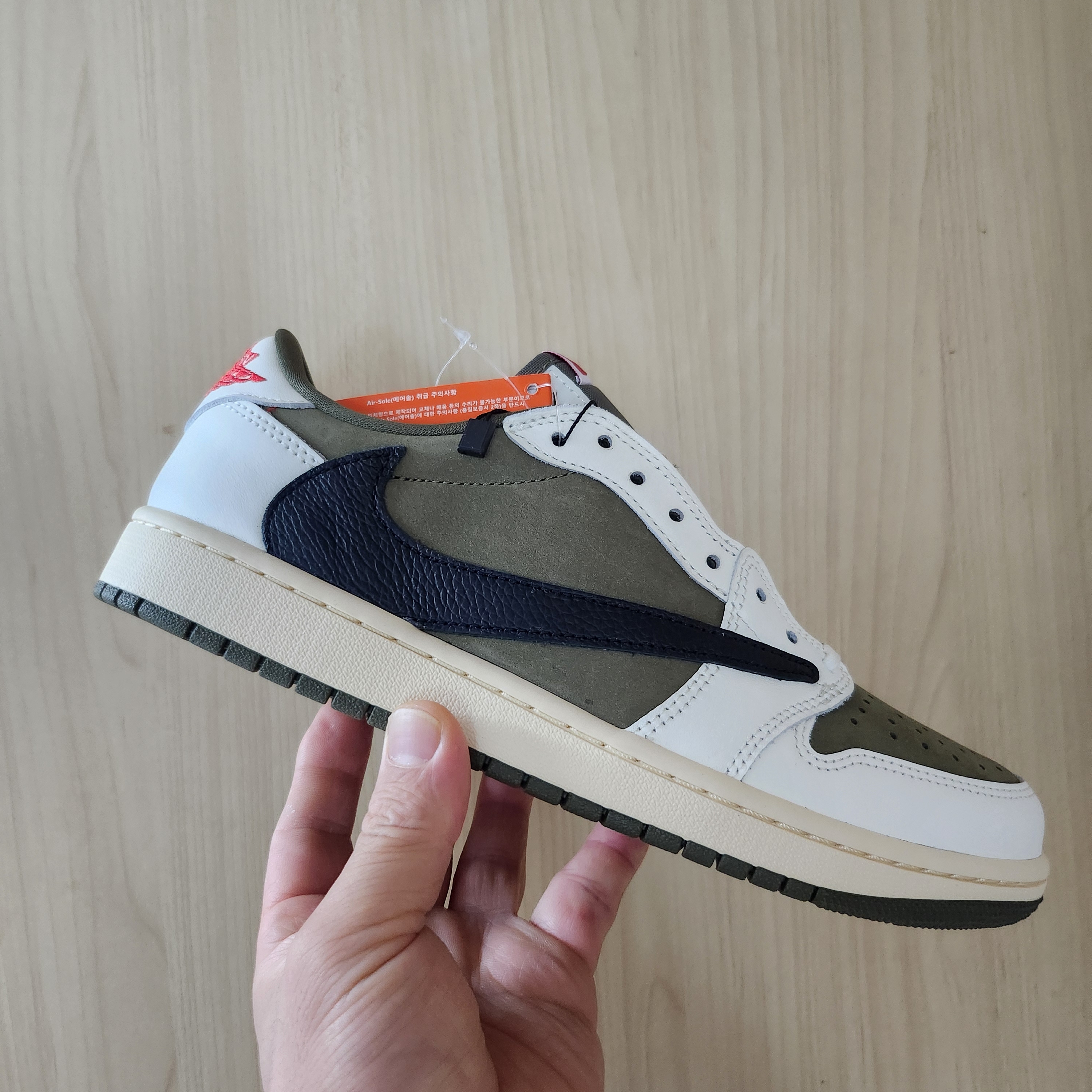 Jordan 1 x Travis Scott Retro Low OG SP Reverse Olive 착용 스타일 - 5