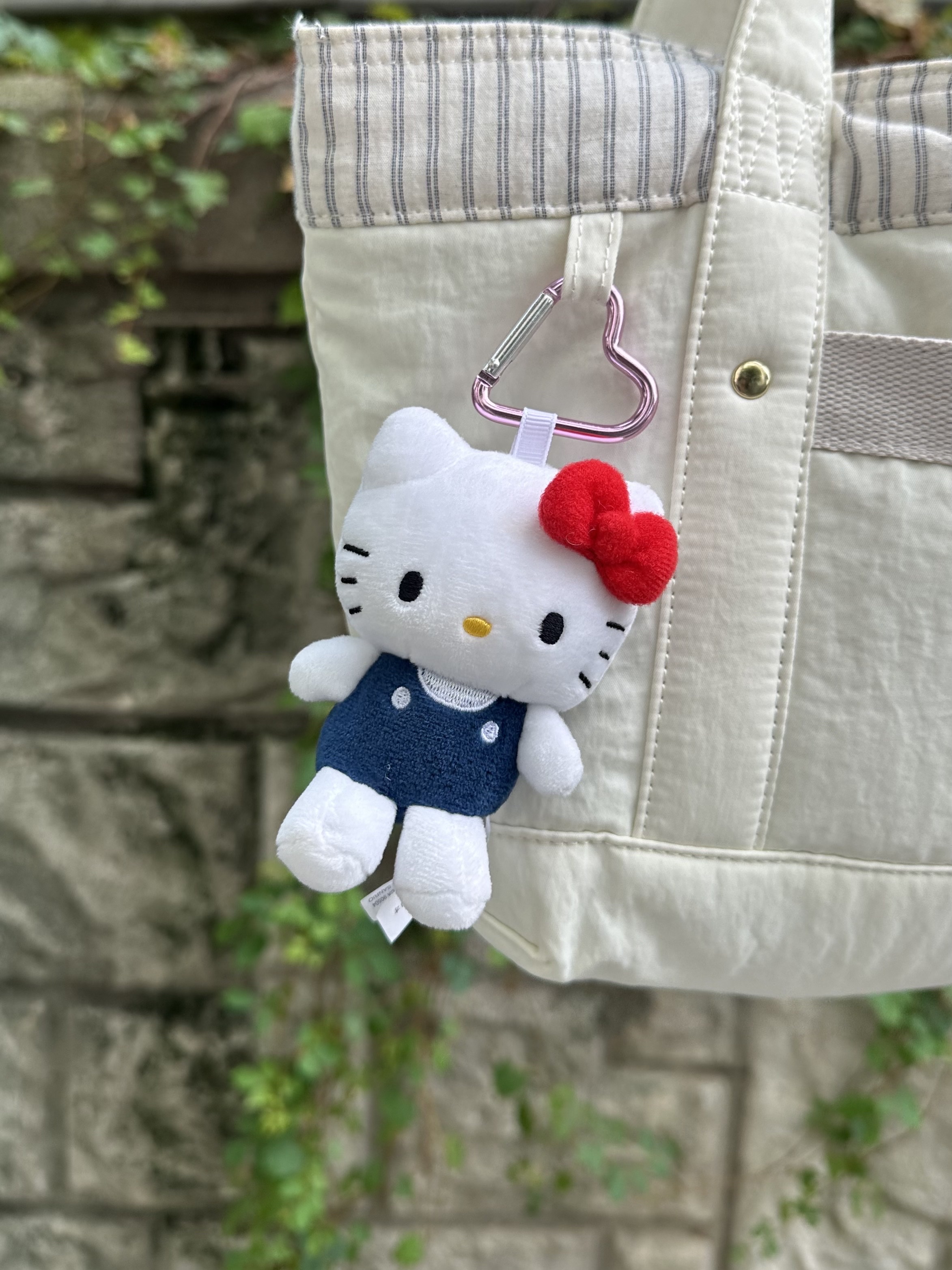 Sanrio Hello Kitty Mini Mascot Holder, (W) Adidas Tokyo Off White Better Scarlet 착용 스타일 - 4