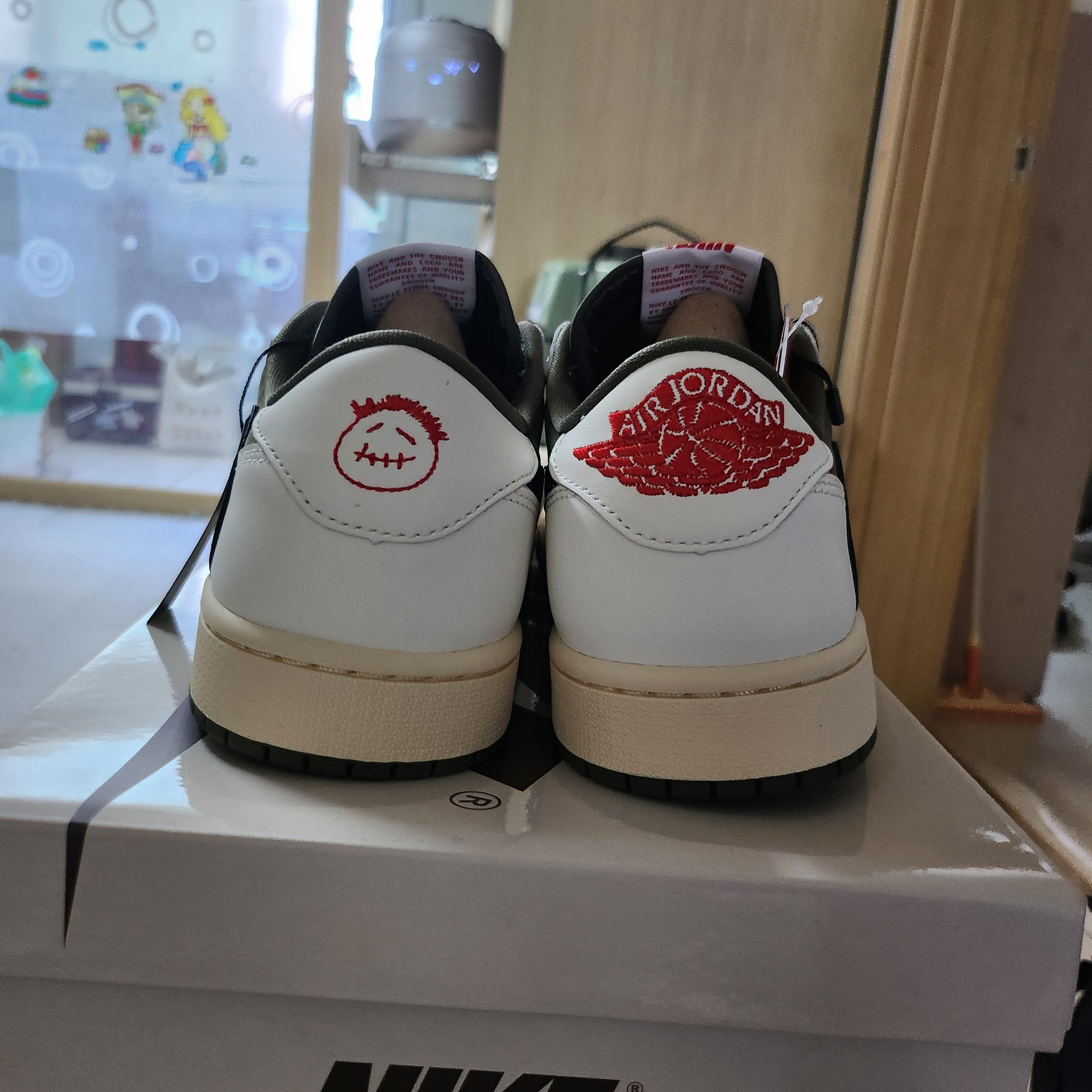 Jordan 1 x Travis Scott Retro Low OG SP Reverse Olive 착용 스타일 - 2