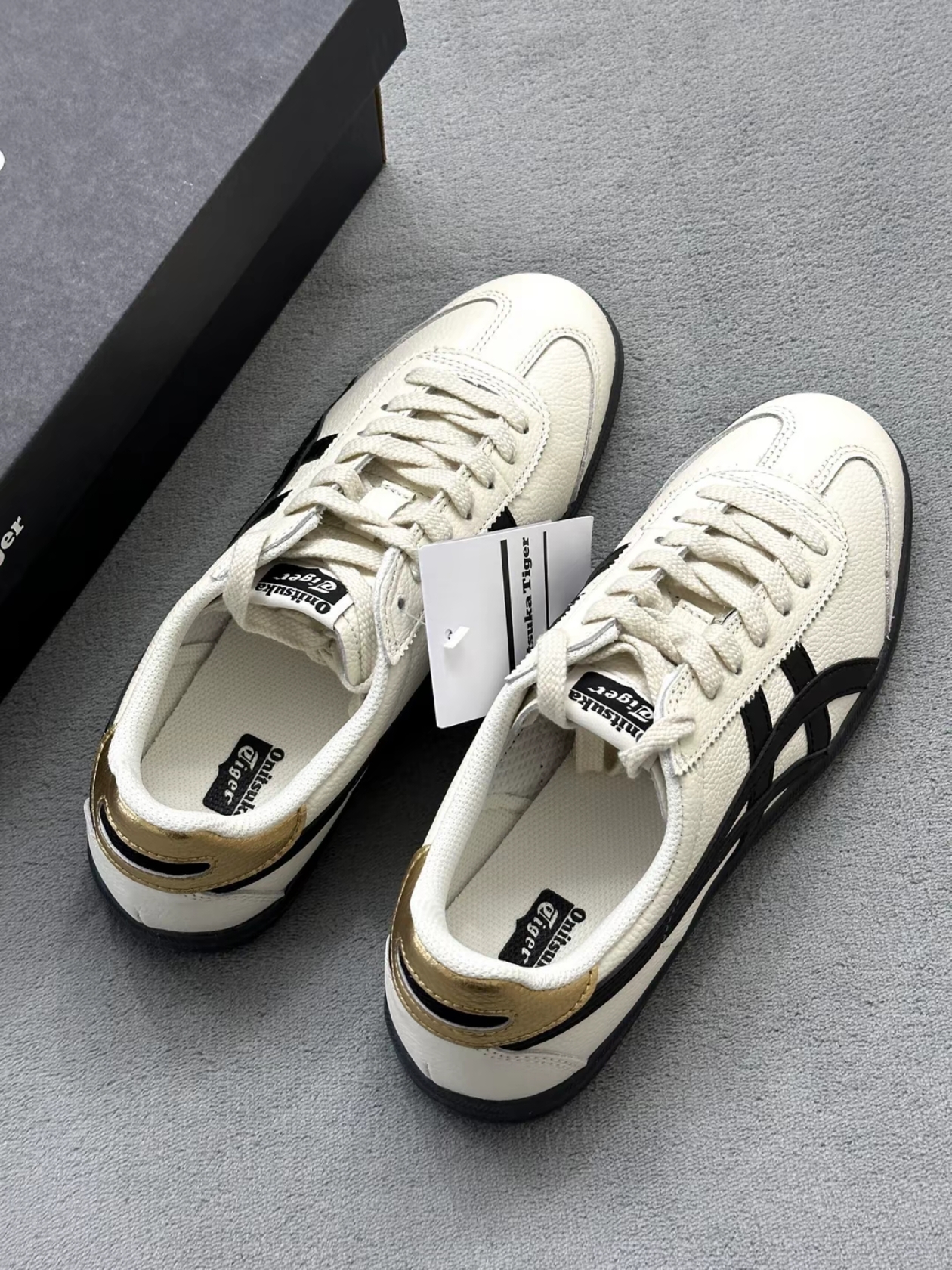 Onitsuka Tiger Tokuten White Black, Adidas Samba OG Cloud White 착용 스타일 - 1