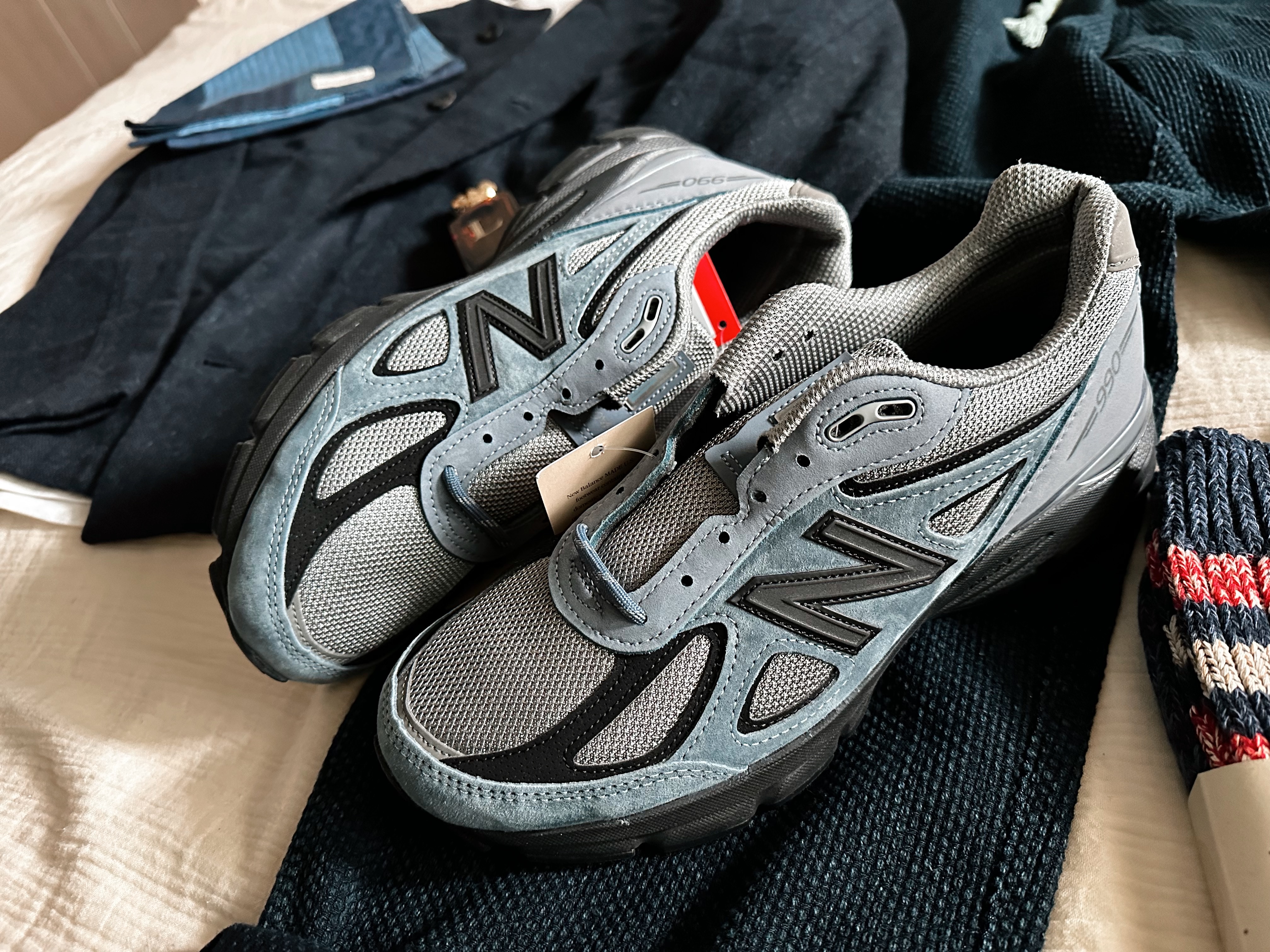 New Balance 990v4 Made in USA Arctic Grey 착용 스타일