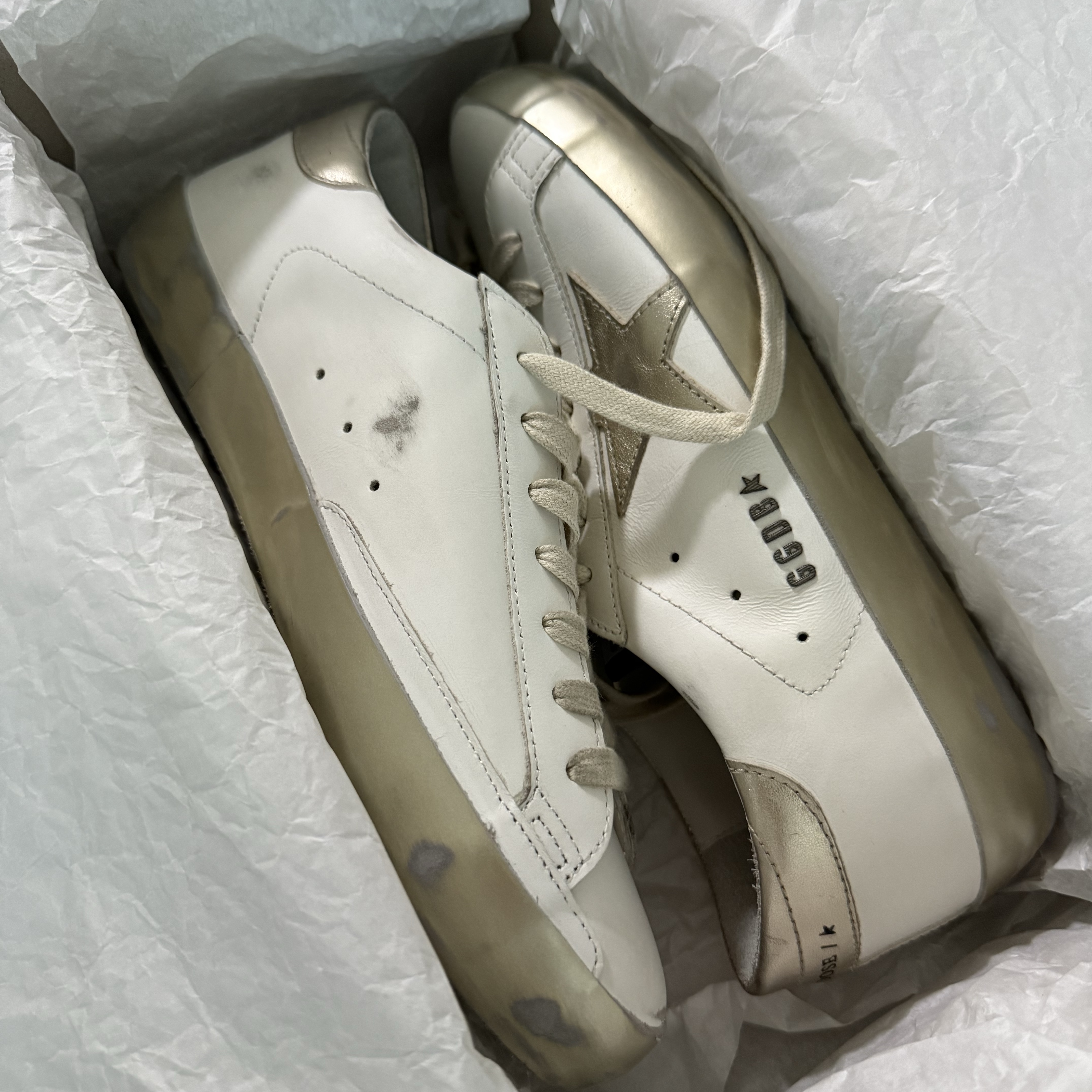 Golden Goose Superstar White Gold Heel Tab Sneakers 착용 스타일 - 2