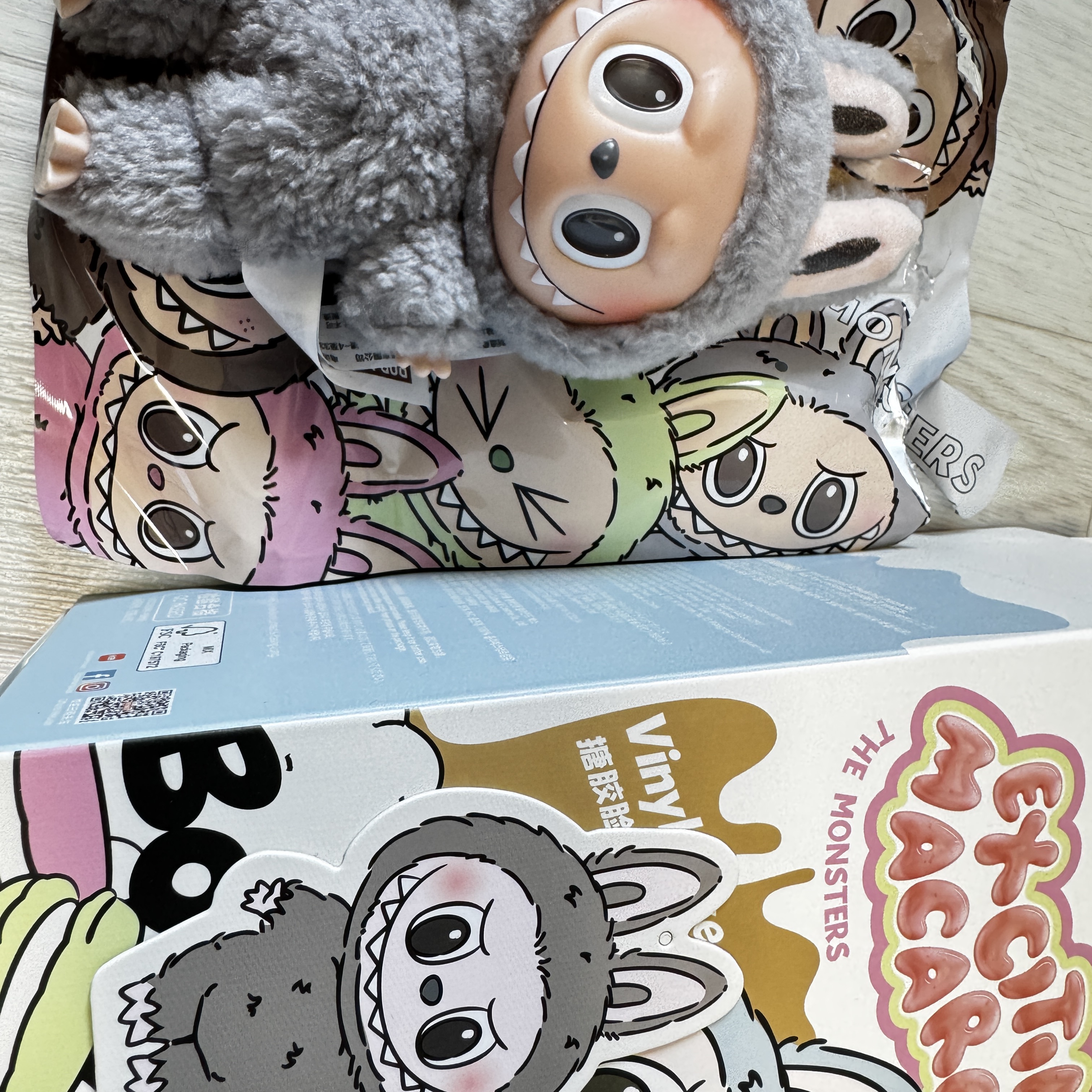 Pop Mart Labubu The Monsters Labubu Tasty Macarons Series Sea Salt Coconut Keyring 착용 스타일