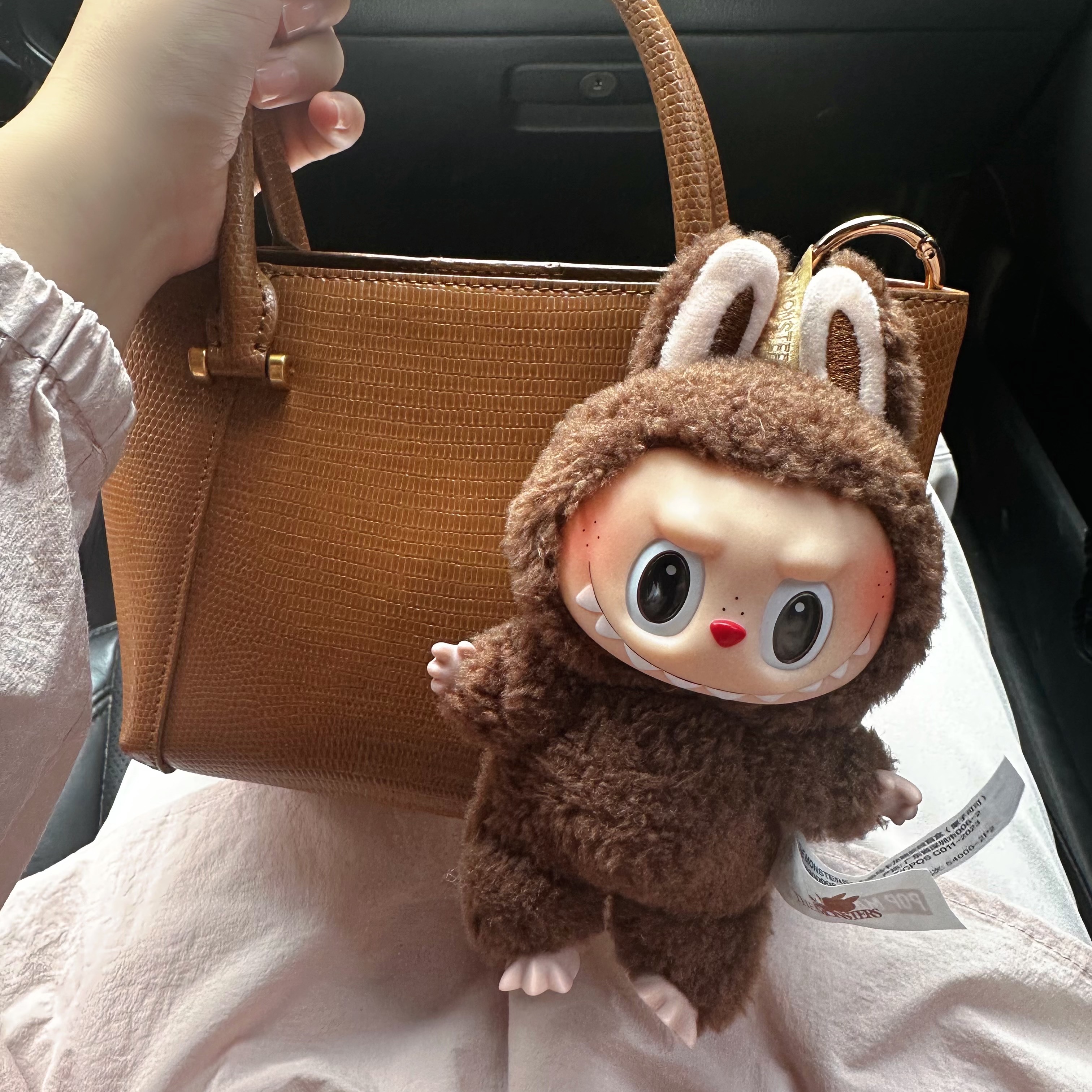 Pop Mart Labubu The Monsters Labubu Tasty Macarons Series Chestnut Cocoa Keyring (Opened Case) 착용 스타일