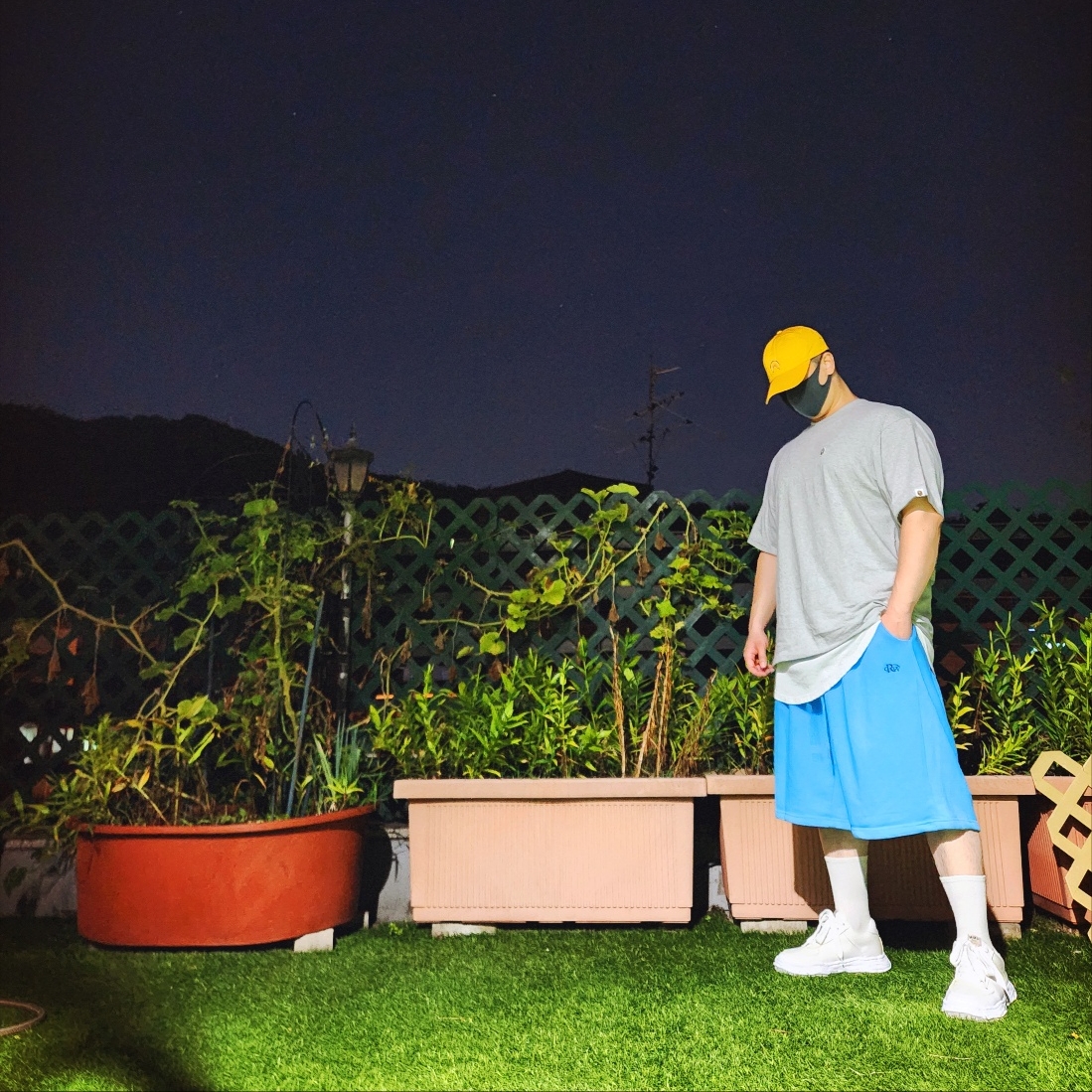 BAPE One Point BAPE Bee Relaxed Fit T-Shirt Gray, Maison Mihara Yasuhi Wayne OG Sole Sneakers White 착용 스타일 - 1