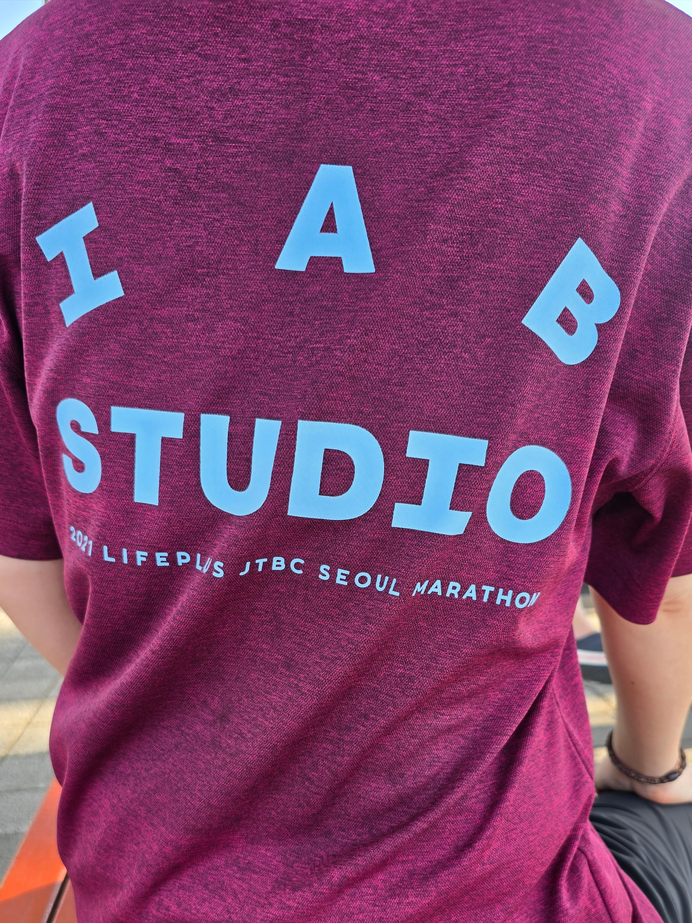 IAB Studio x JTBC 2021 Life Plus Seoul Marathon Pack Orange, IAB Studio x JTBC 2021 Life Plus Seoul Marathon Pack Red 착용 스타일 - 2