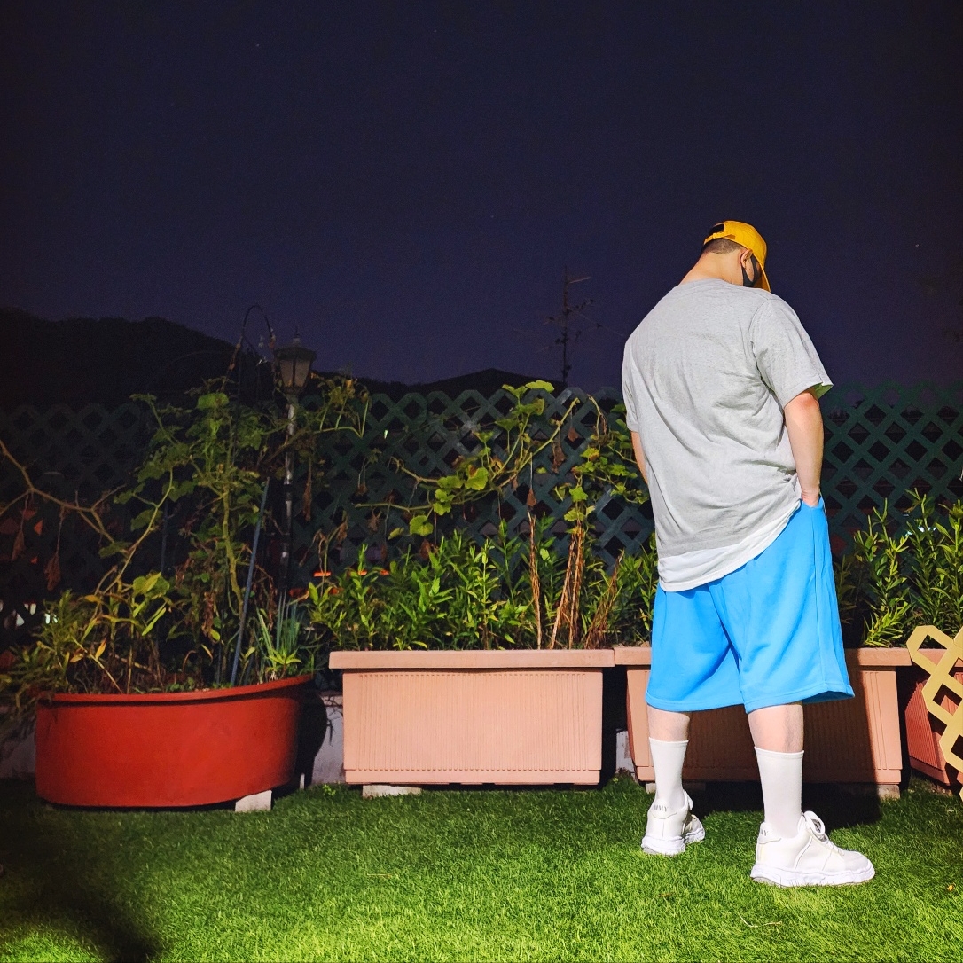 BAPE One Point BAPE Bee Relaxed Fit T-Shirt Gray, Maison Mihara Yasuhi Wayne OG Sole Sneakers White 착용 스타일 - 2