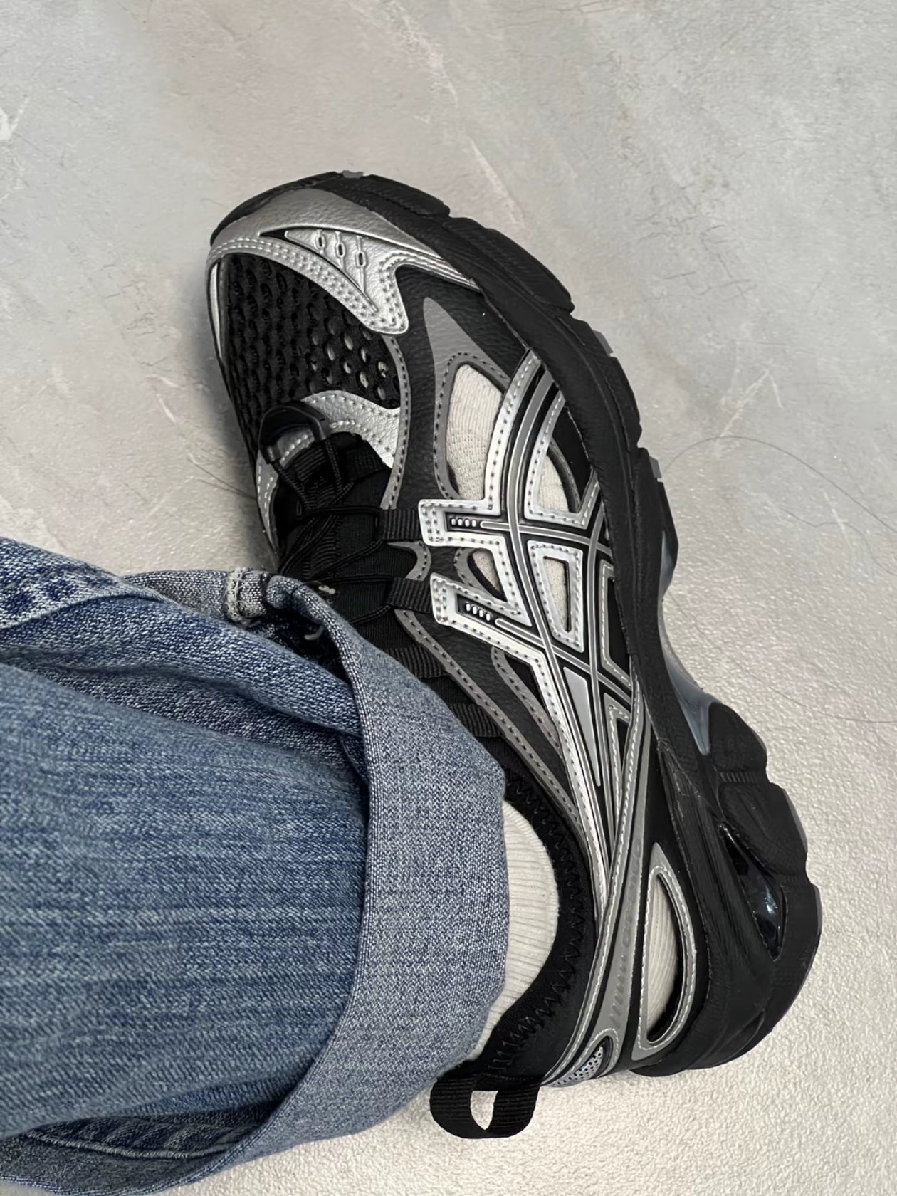 Asics GT-2160 Breeze Black Pure Silver, Oofos OOriginal Black 착용 스타일 - 3