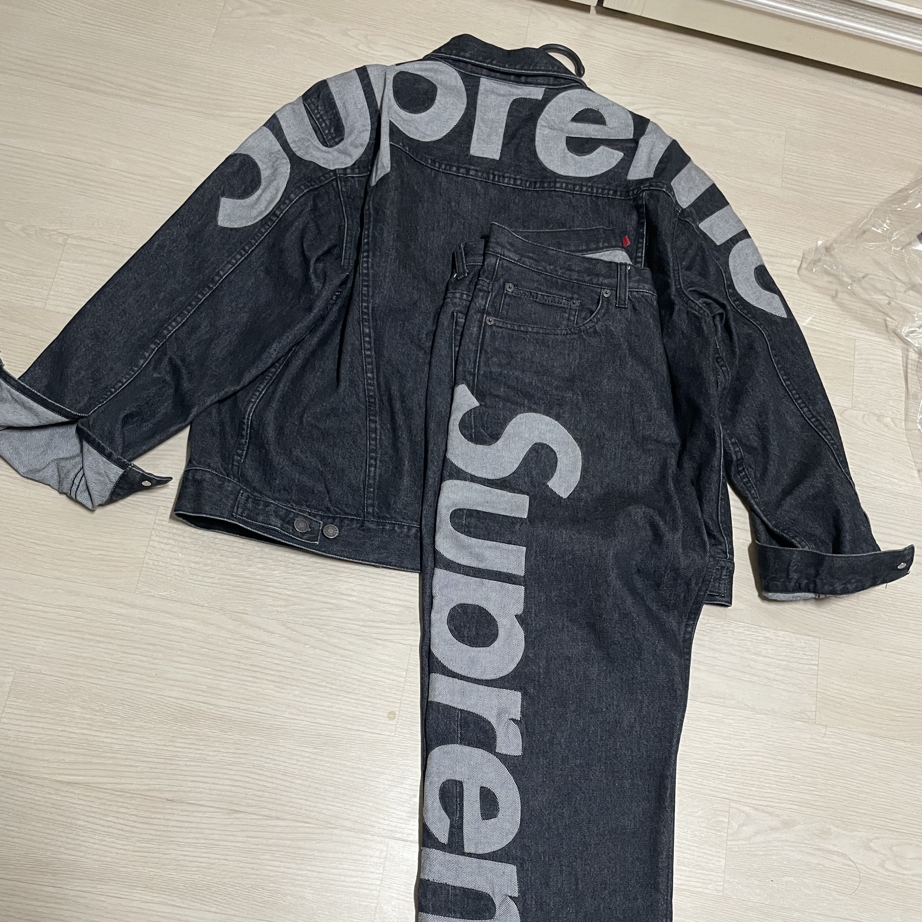Supreme Inset Logo Jean Black - 22SS, Supreme Inset Logo Denim Trucker Jacket Black - 22SS 착용 스타일