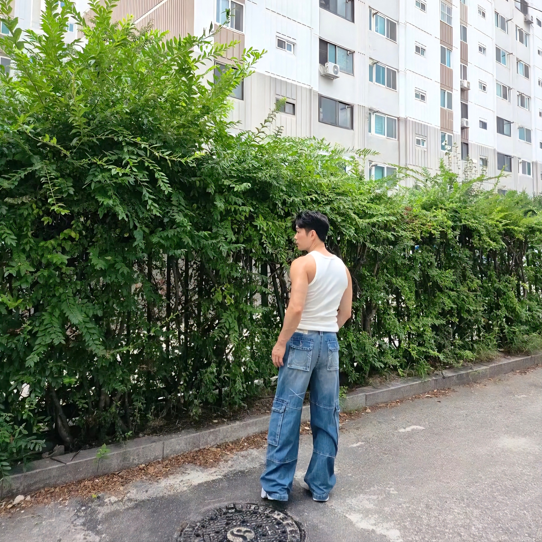 True Religion Signature Cargo Pants Washed Indigo, Nike ACG Air Zoom Gaiadome Gore-Tex Summit White 착용 스타일 - 4