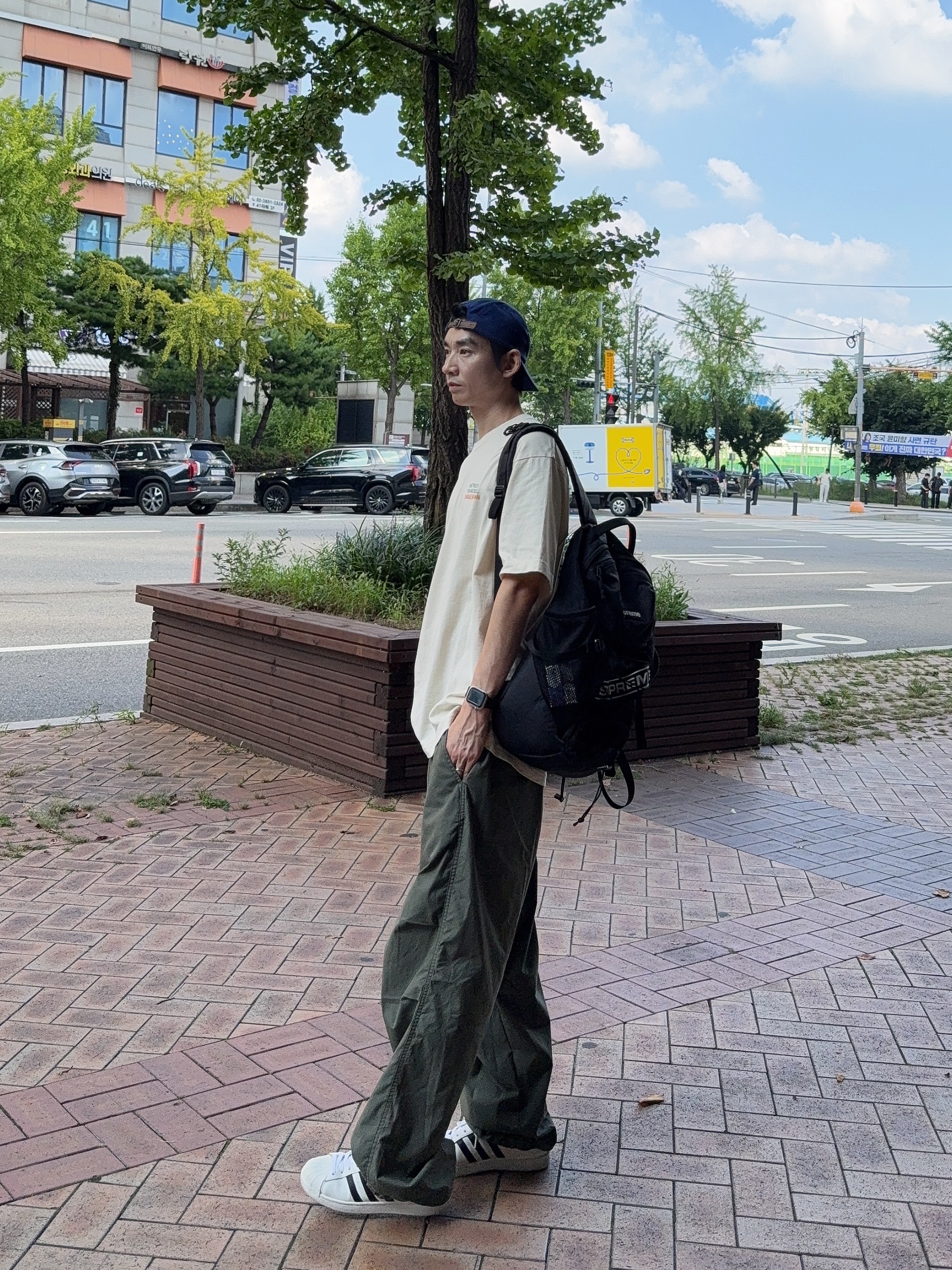 Adidas Superstar White Black, Uniqlo C Wide Parachute Pants Olive - KR 착용 스타일 - 5