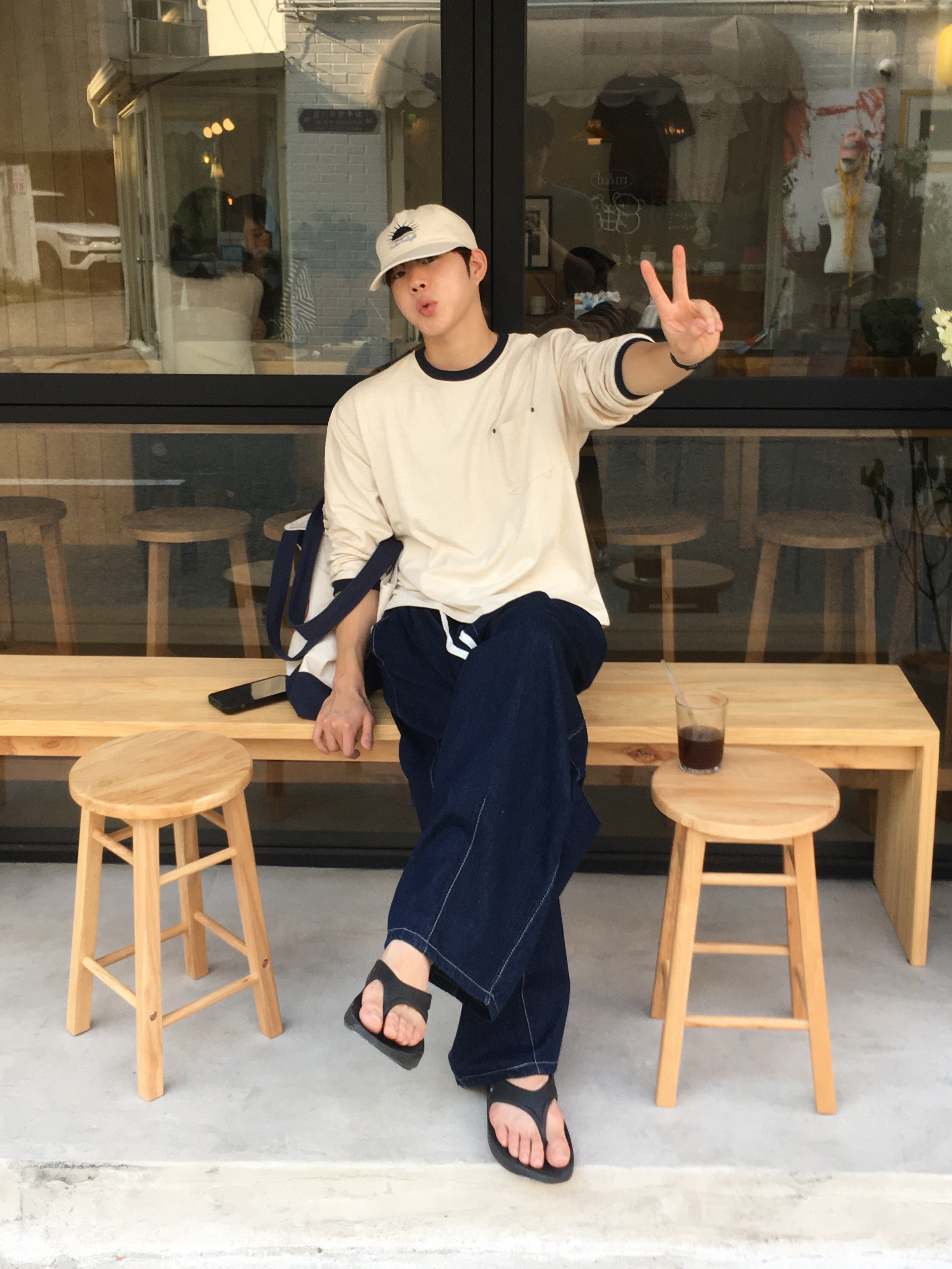 Oofos OOriginal Black, Trader Joe's Canvas Tote Bag Navy 착용 스타일 - 1