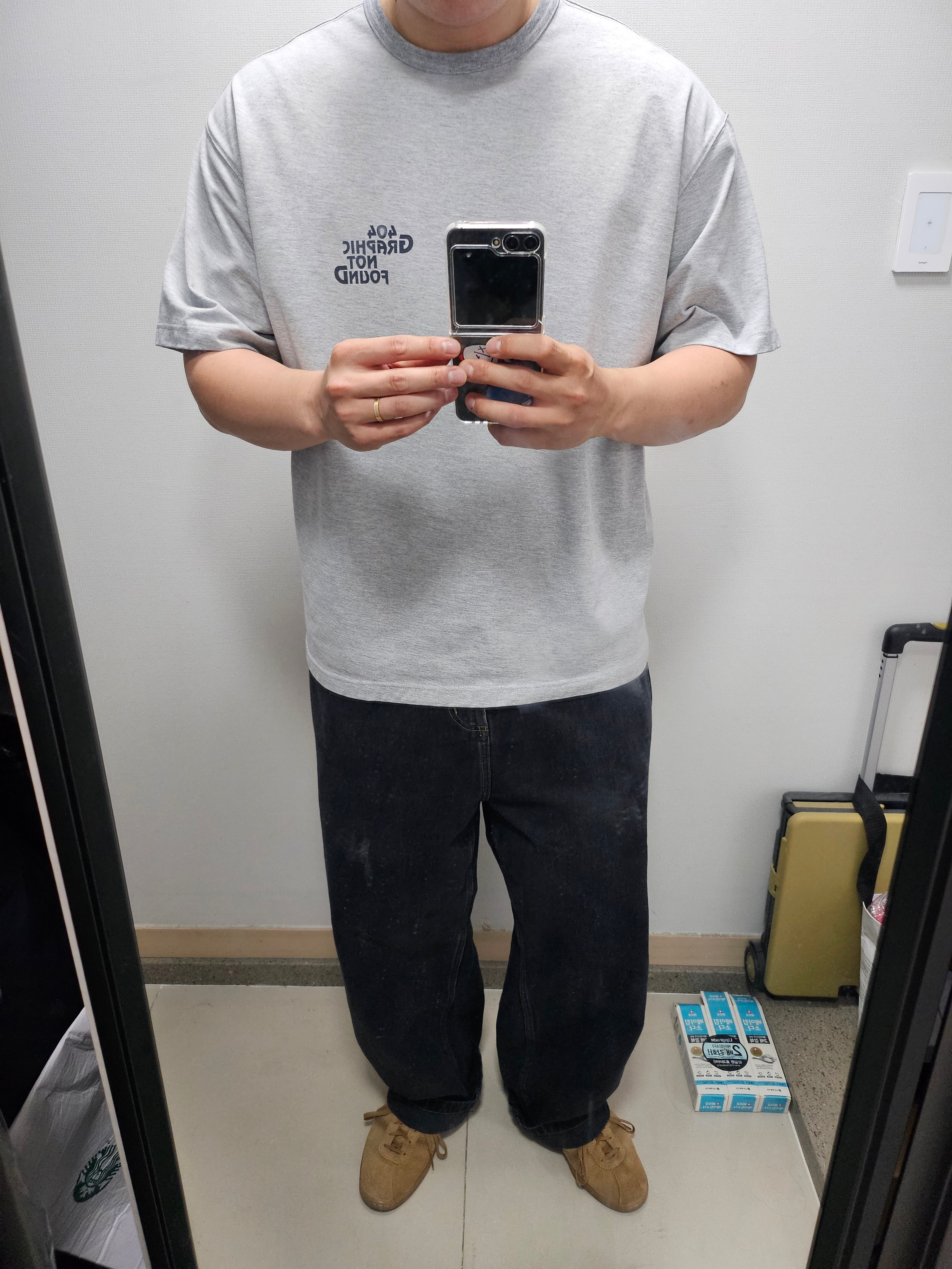 Adidas Tobacco Team Brown Desert Cardboard, Carhartt WIP Brandon Pants Black Stone Washed 착용 스타일 - 2