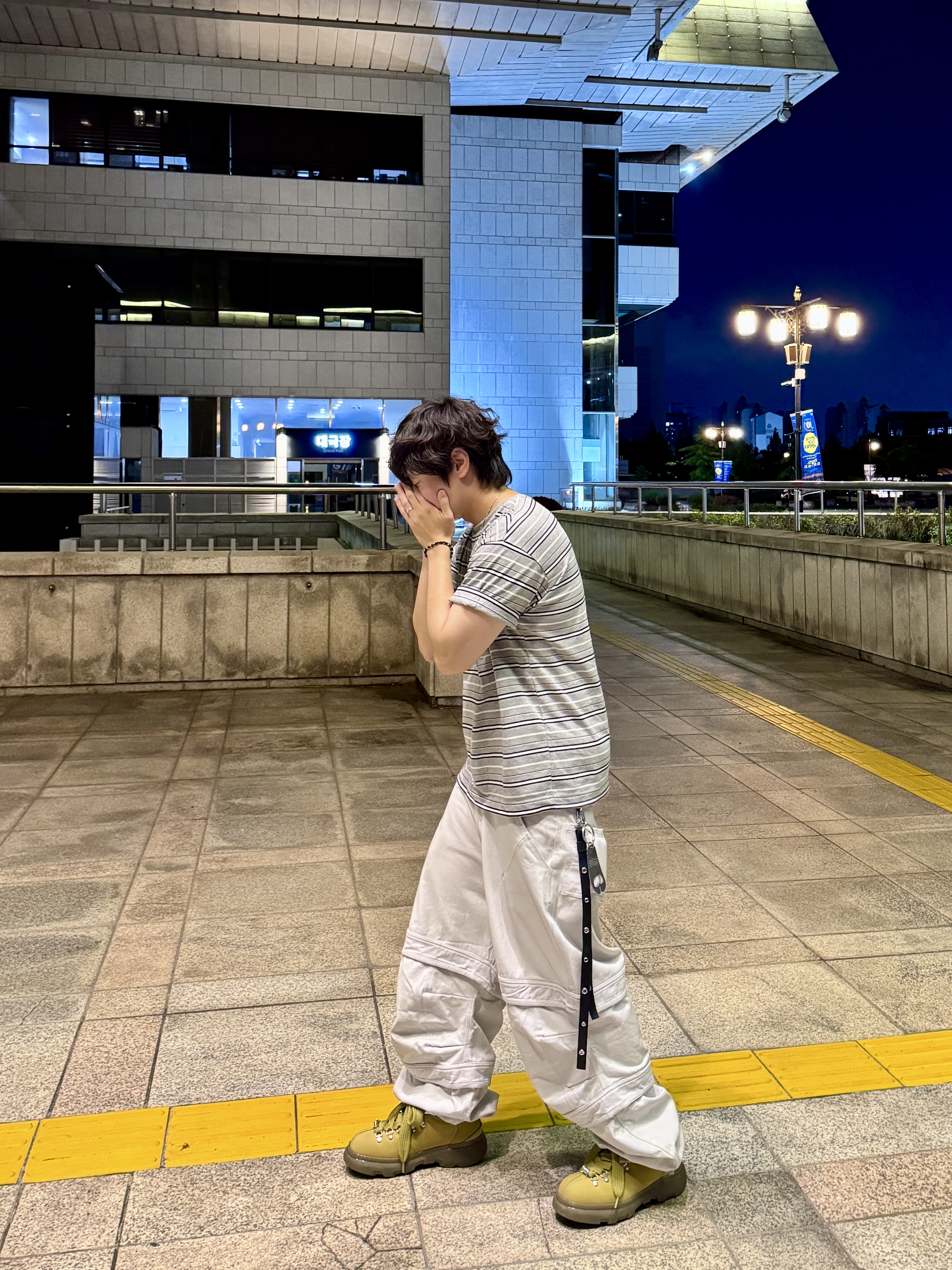 Farfromwhat Far Layered Work Pants White, Burberry Trek Boots Manilla 착용 스타일 - 1