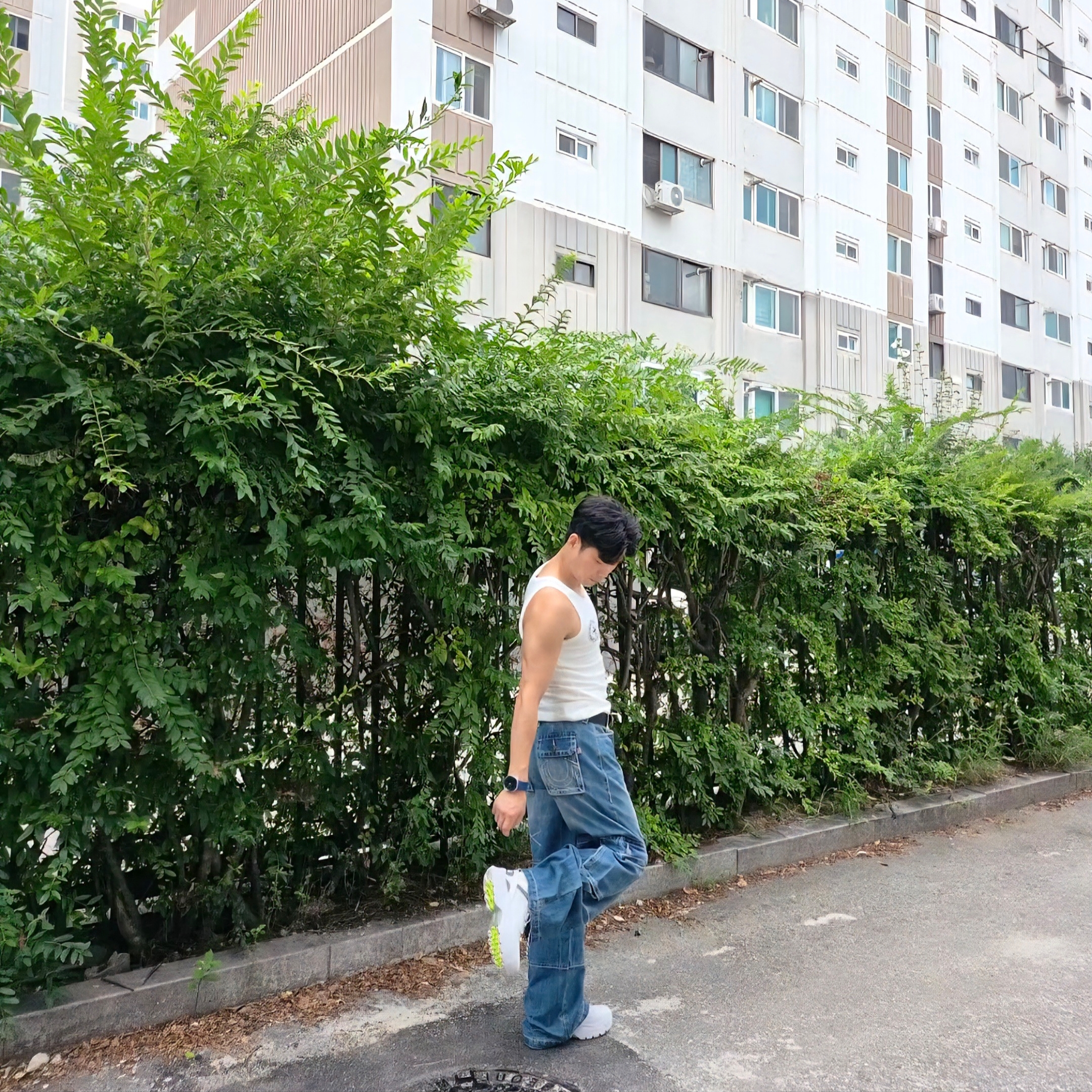 True Religion Signature Cargo Pants Washed Indigo, Nike ACG Air Zoom Gaiadome Gore-Tex Summit White 착용 스타일 - 2