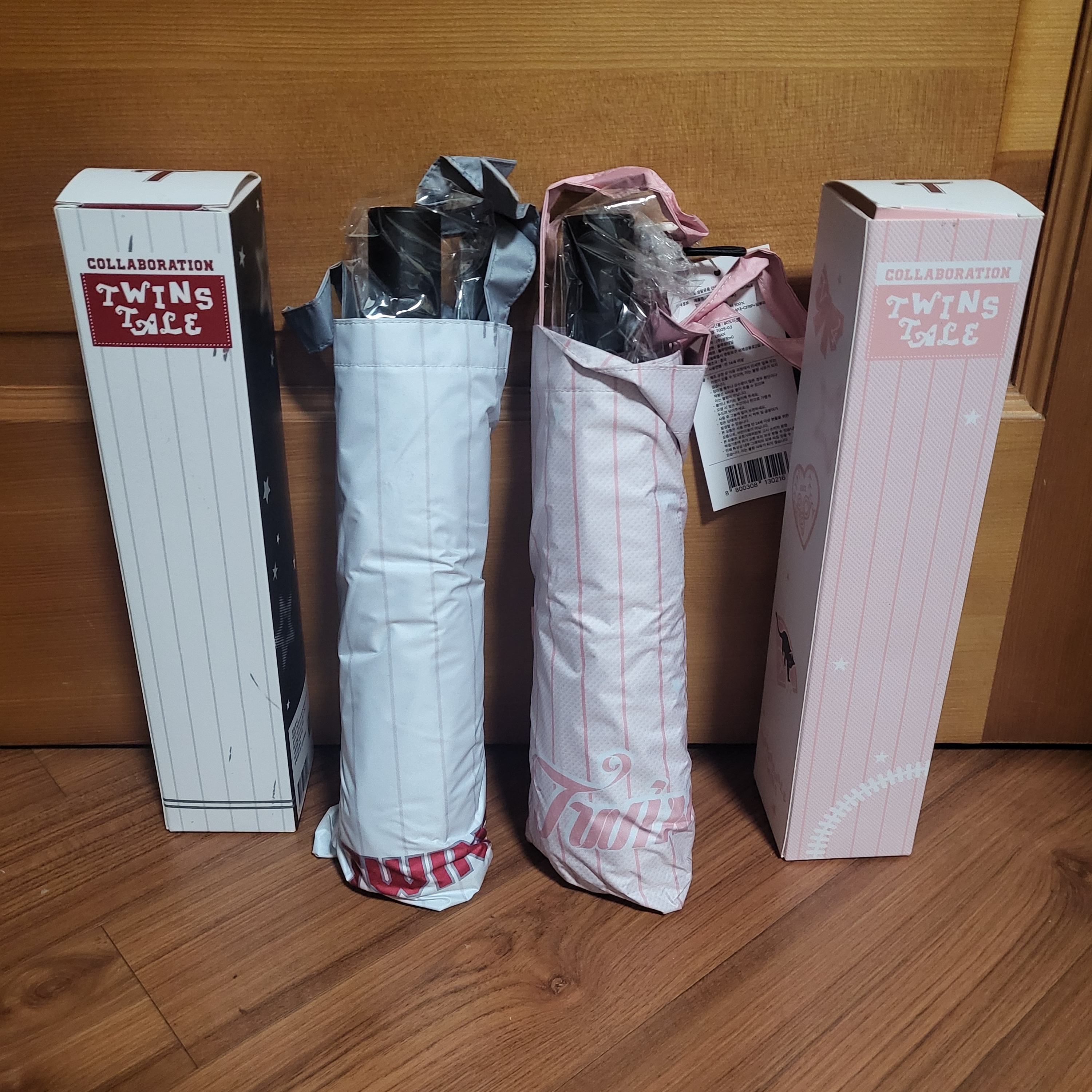 Twins x Bloomingtale Folding Umbrella + Eco Bag Black 착용 스타일