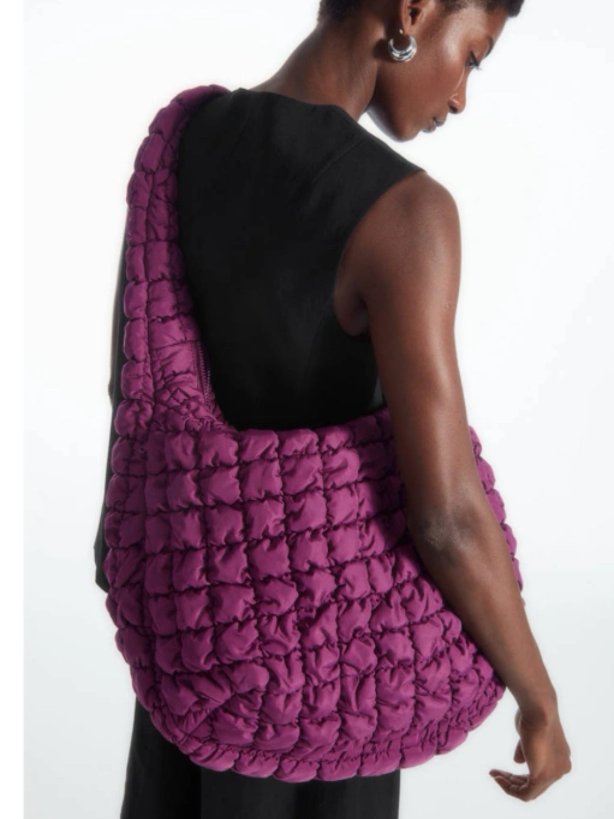 COS Quilted Oversized Shoulder Bag Burgundy 착용 스타일 - 2
