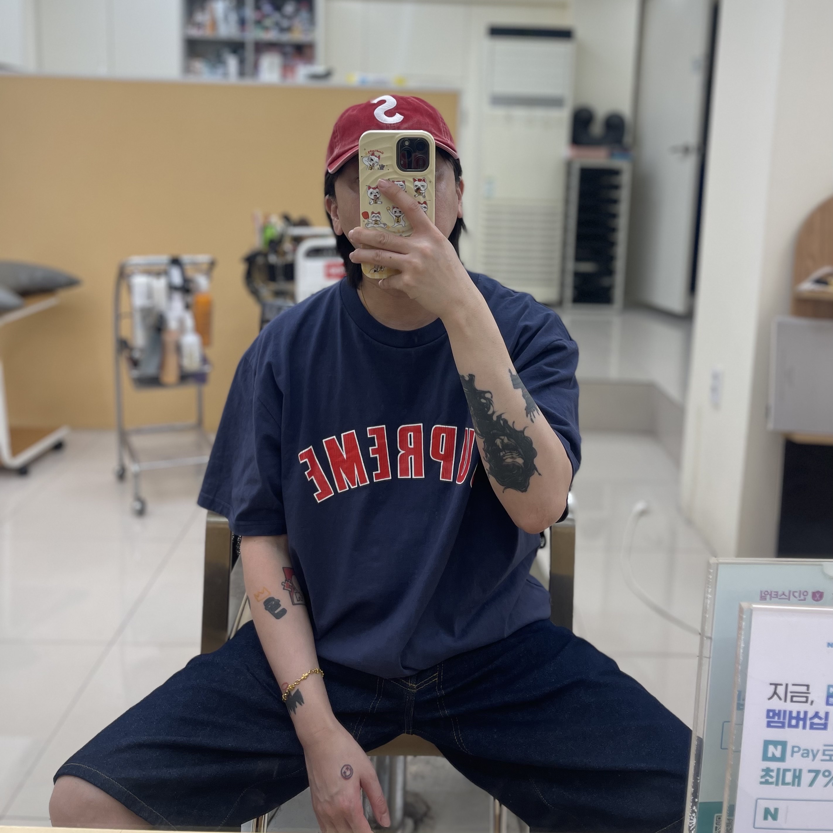 Supreme Cracked Arc S/S Top Navy - 24SS, Supreme Pigment Coated S Logo 6-Panel Red - 25SS 착용 스타일