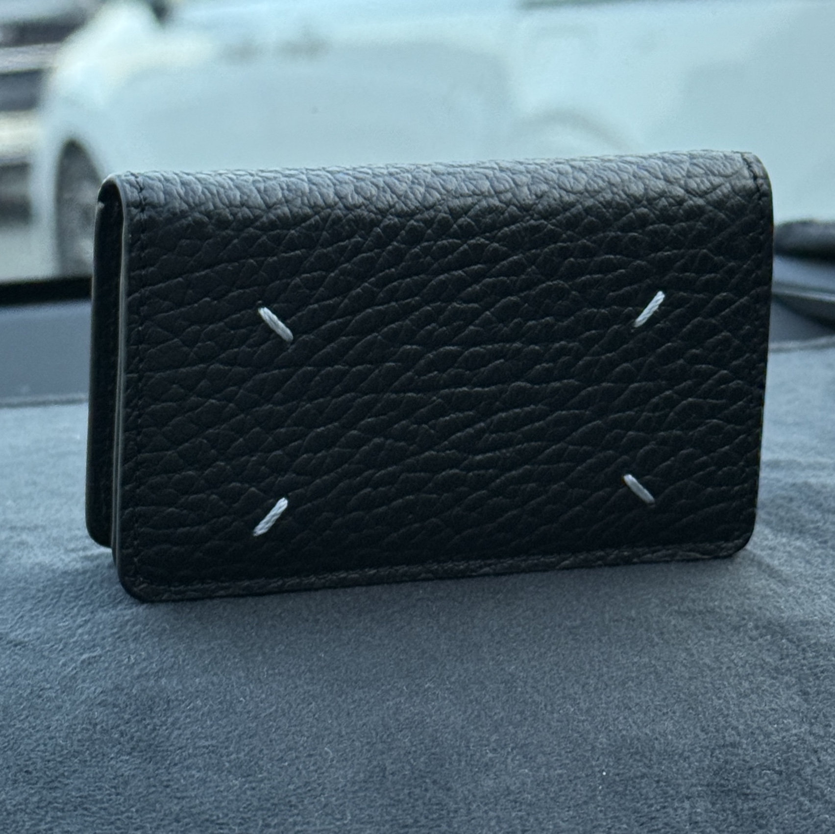 Maison Margiela Stitch Leather Flap Card Holder Black 착용 스타일 - 1
