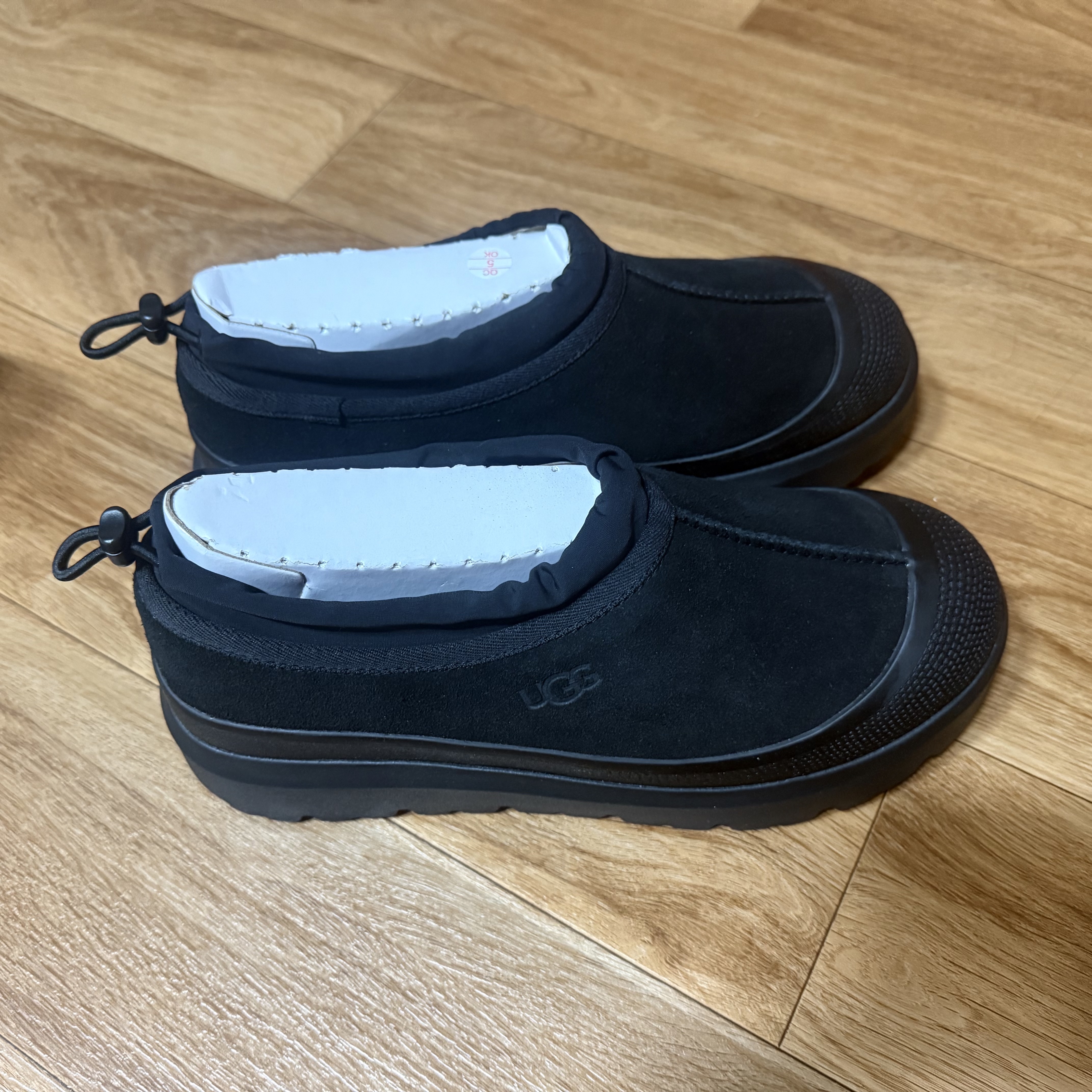 UGG Tasman Weather Hybrid Black 착용 스타일