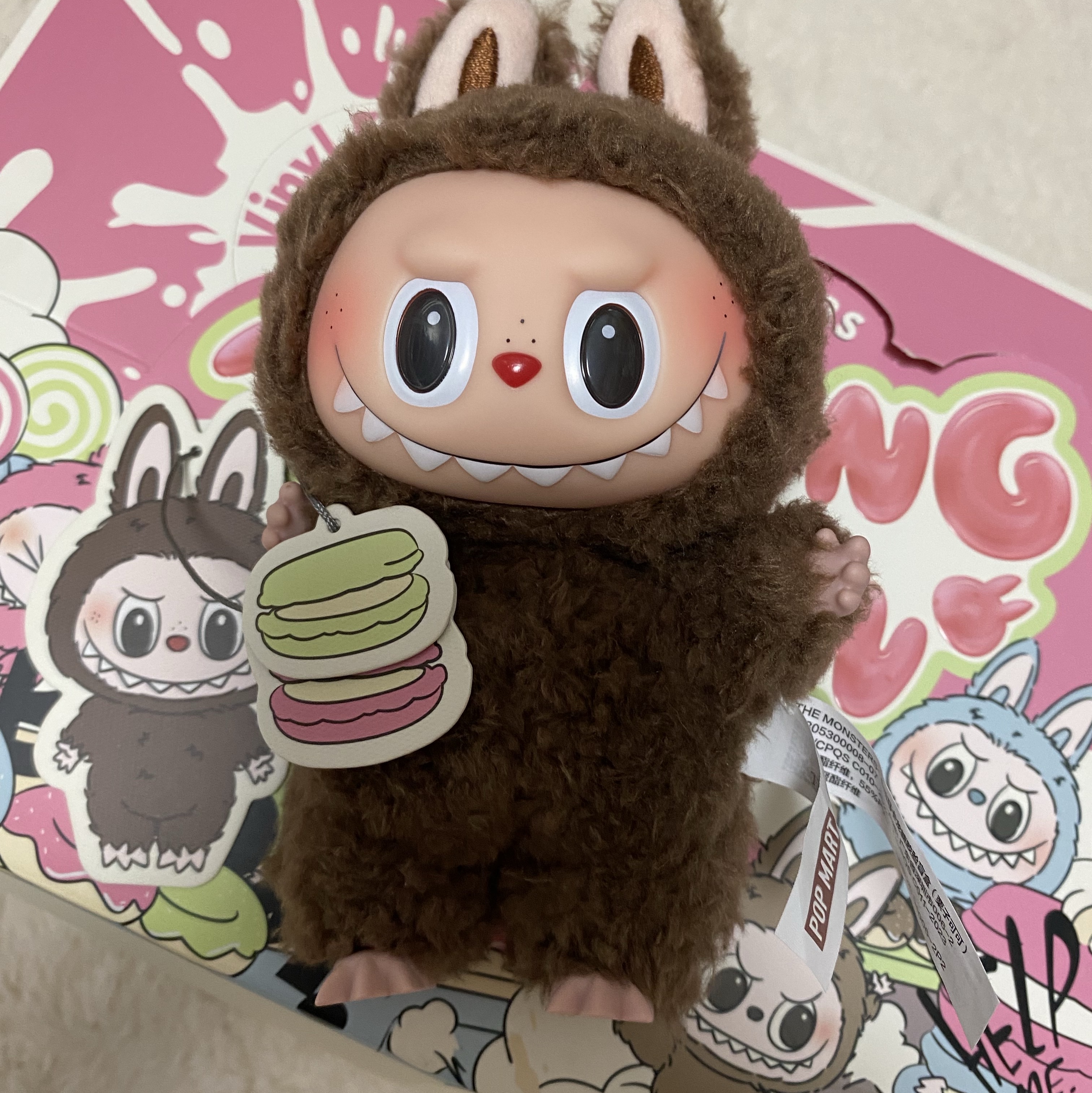Pop Mart The Monsters Labubu Tasty Macarons Series Sealed Case (6 Blind Boxes) 착용 스타일