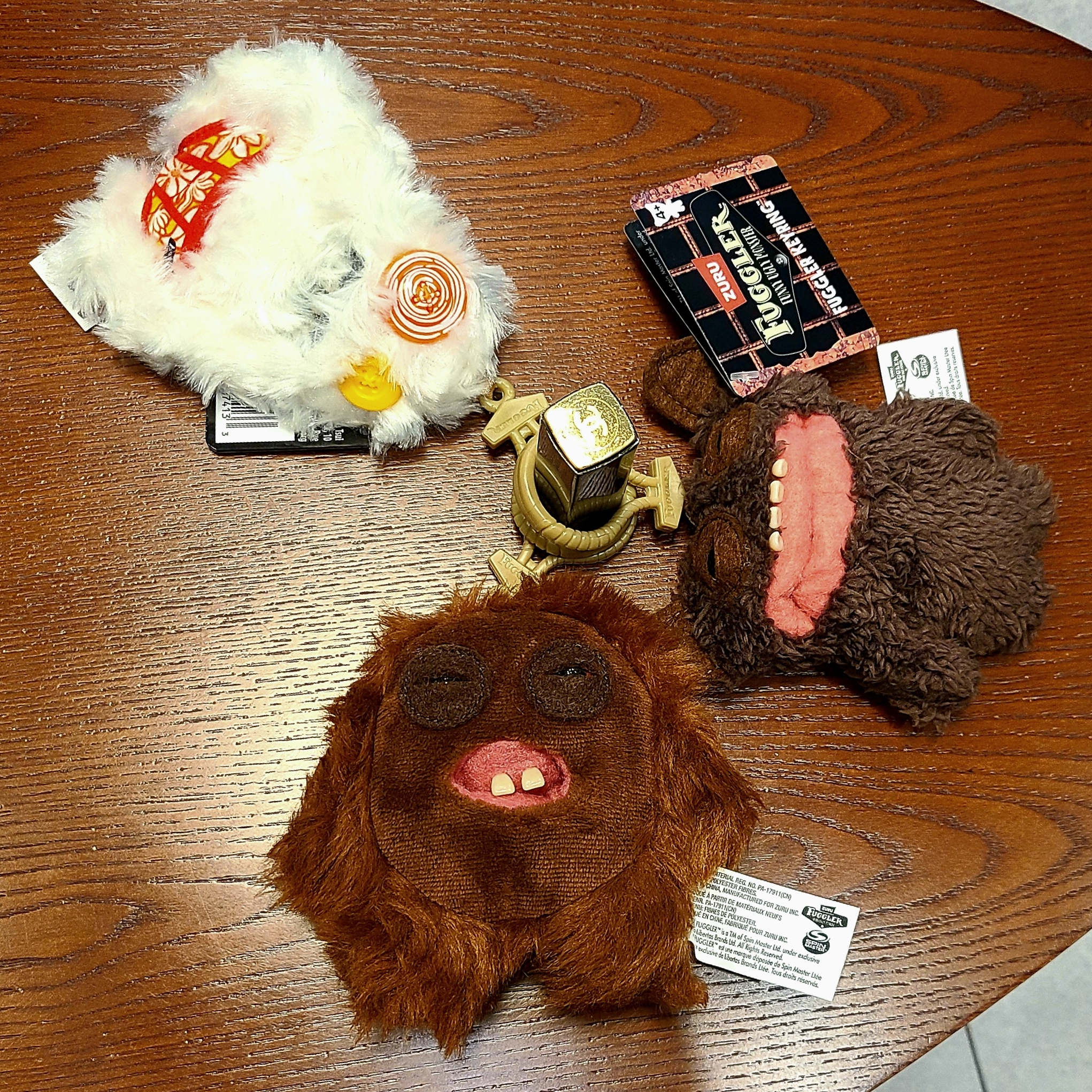 Fuggler Sasquoosh Keyring White, Fuggler Grin Grin Keyring Brown 착용 스타일