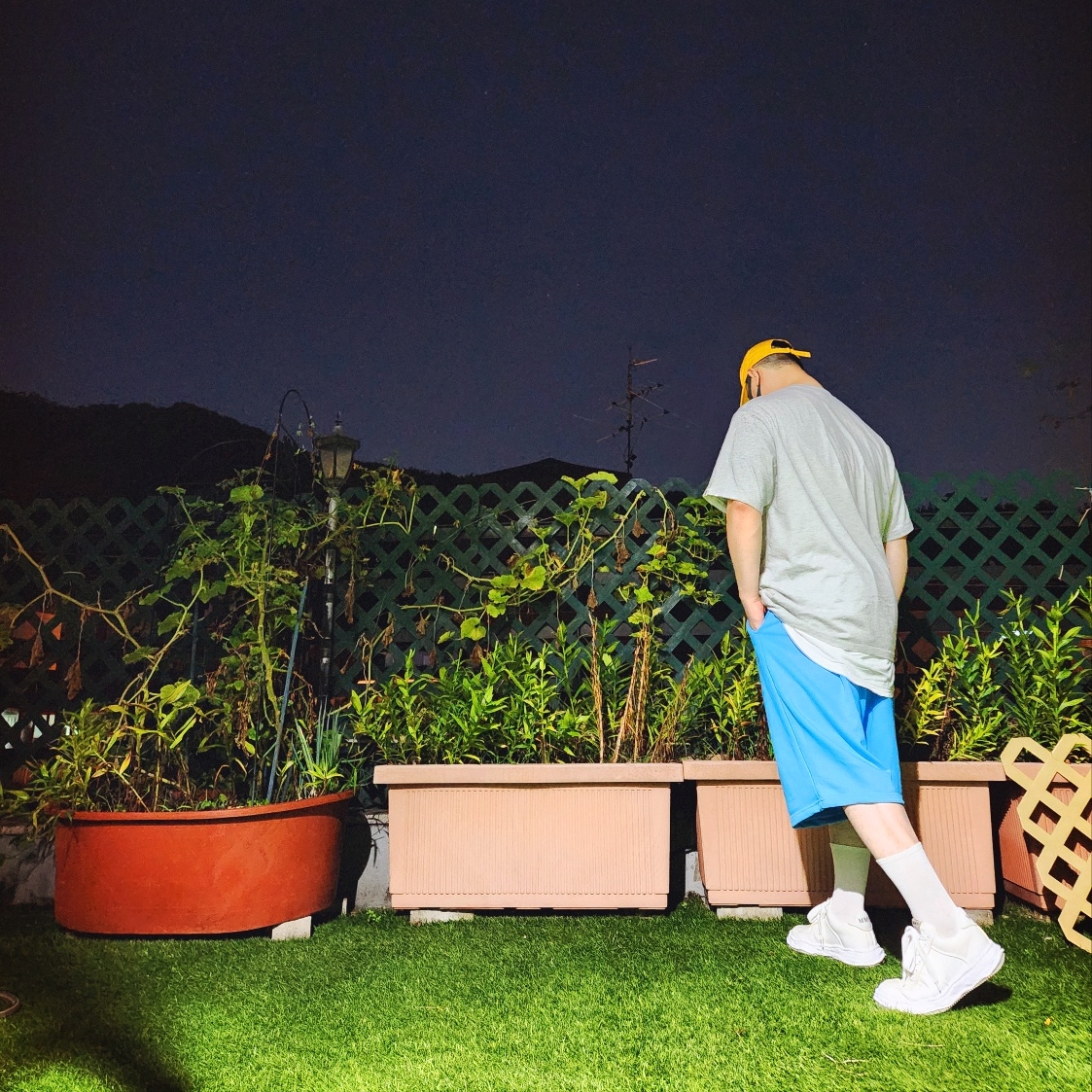 BAPE One Point BAPE Bee Relaxed Fit T-Shirt Gray, Maison Mihara Yasuhi Wayne OG Sole Sneakers White 착용 스타일 - 3