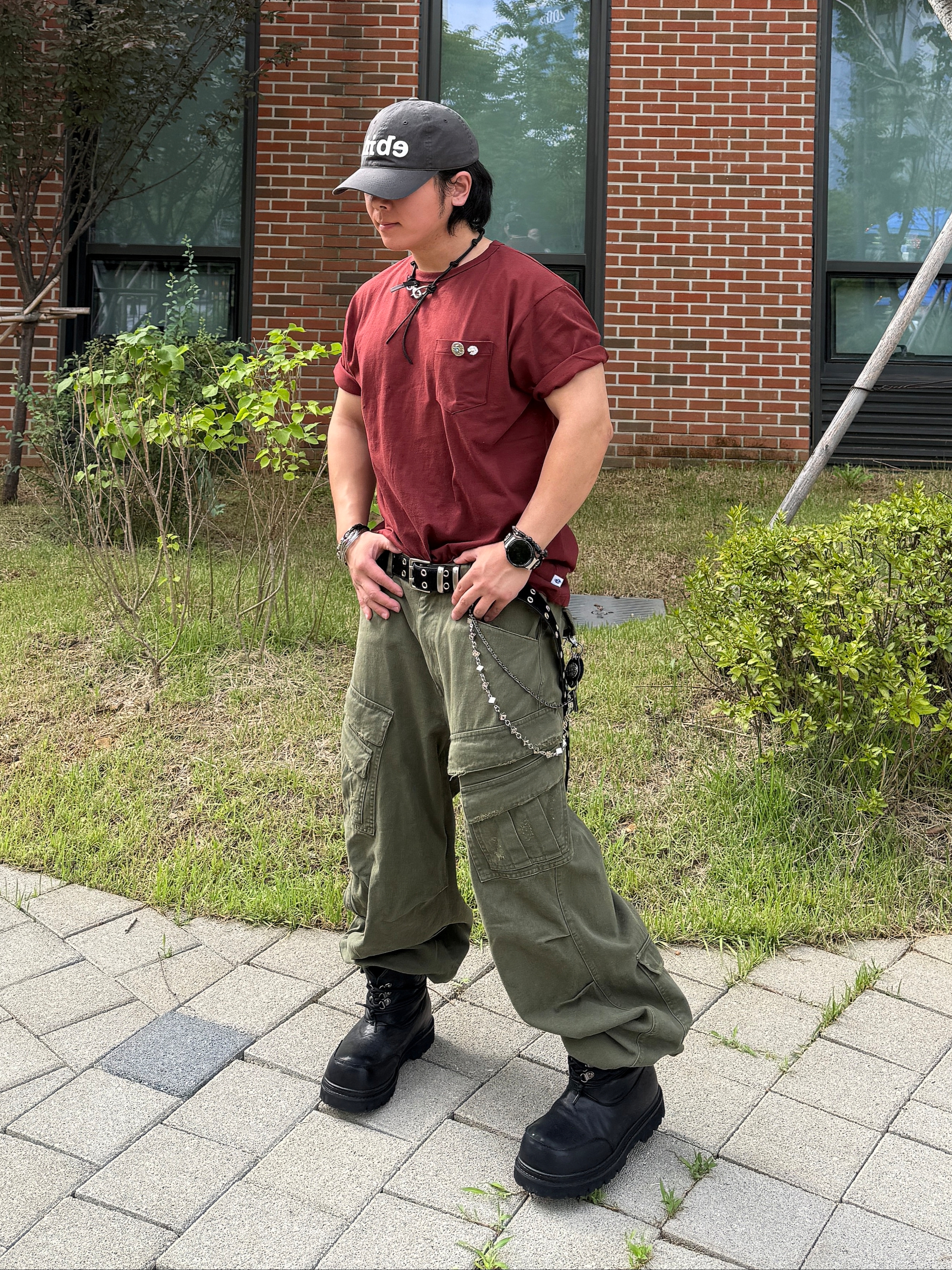Nonnod Double Pocket Cargo Pants Vintage Khaki, Kamien x MJD Double Hole Belt Black Shearling Calfskin 착용 스타일 - 1