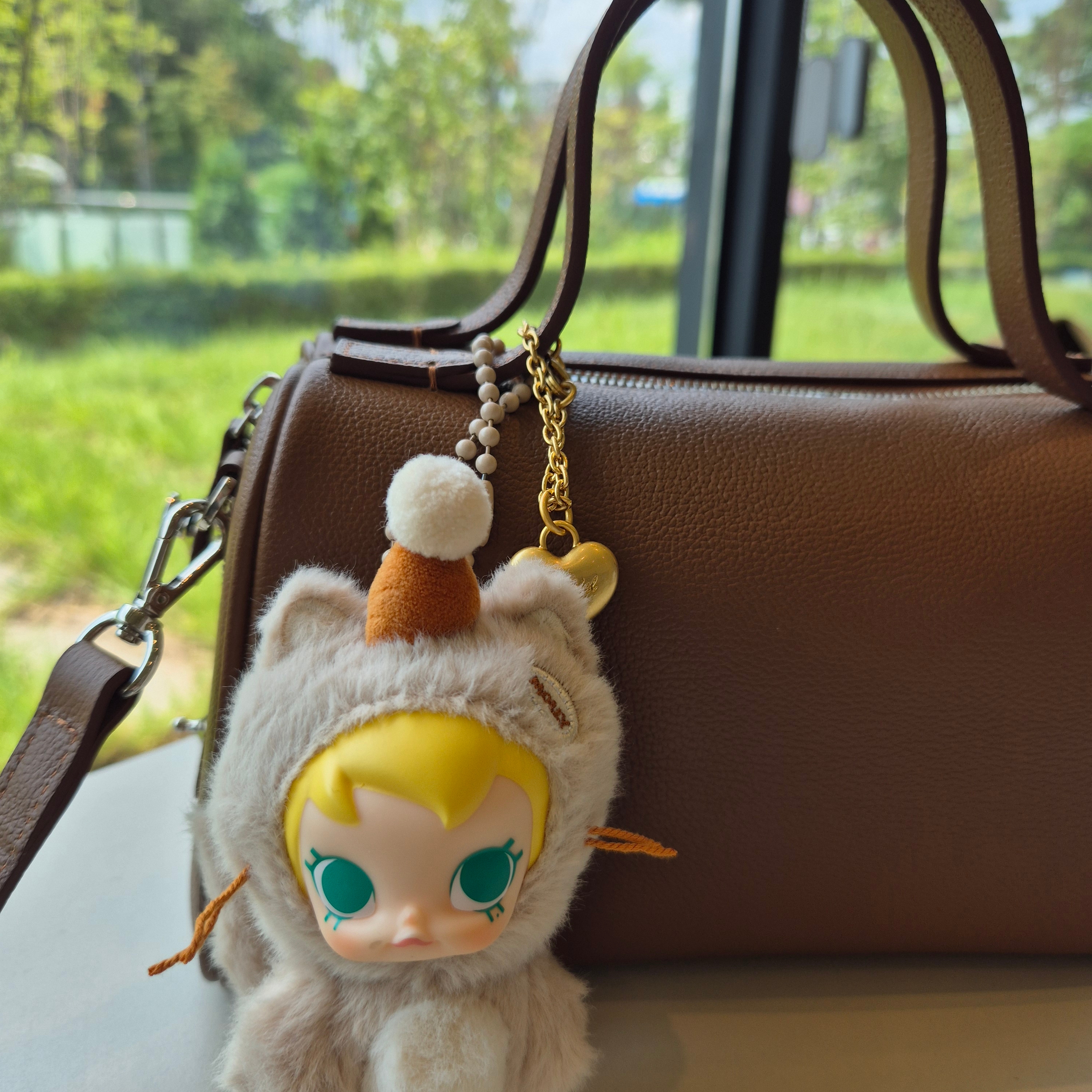 Pop Mart Baby Molly Pocket Friends Series Vinyl Plush Pendant It's Snack Time (Opened Case) 착용 스타일