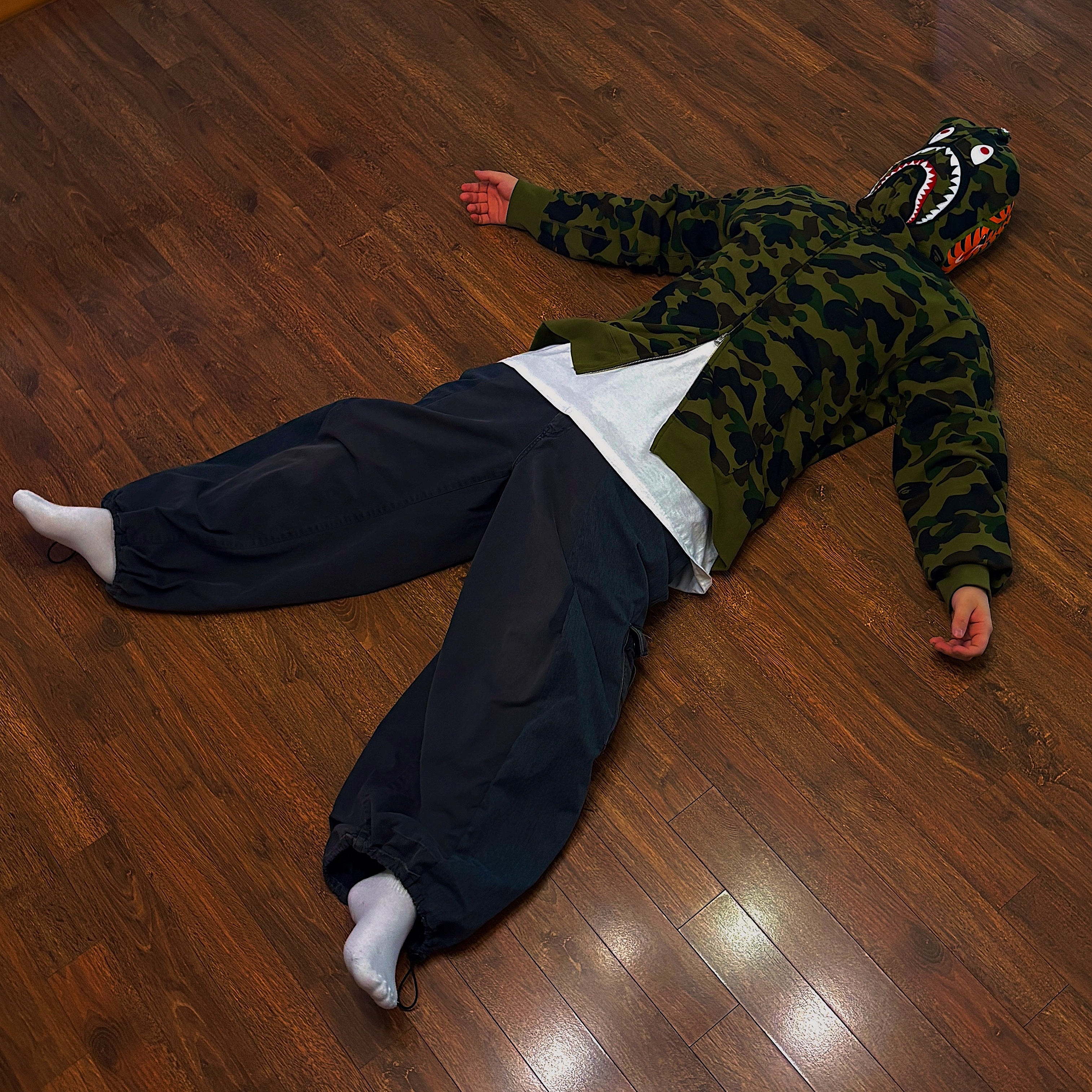 BAPE 1st Camo Shark Full Zip Hoodie Army Green 착용 스타일