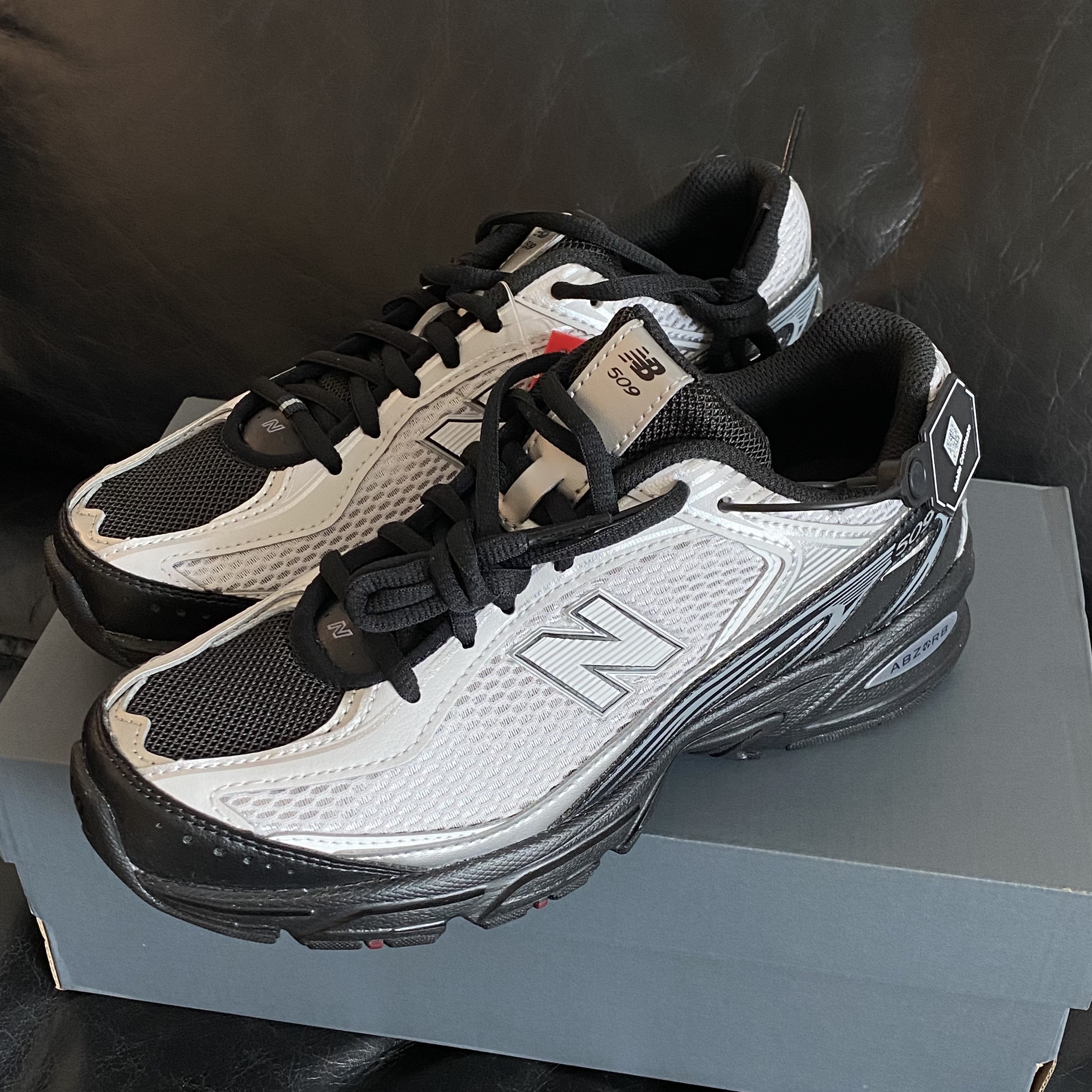 New Balance 509 Black Gray 착용 스타일