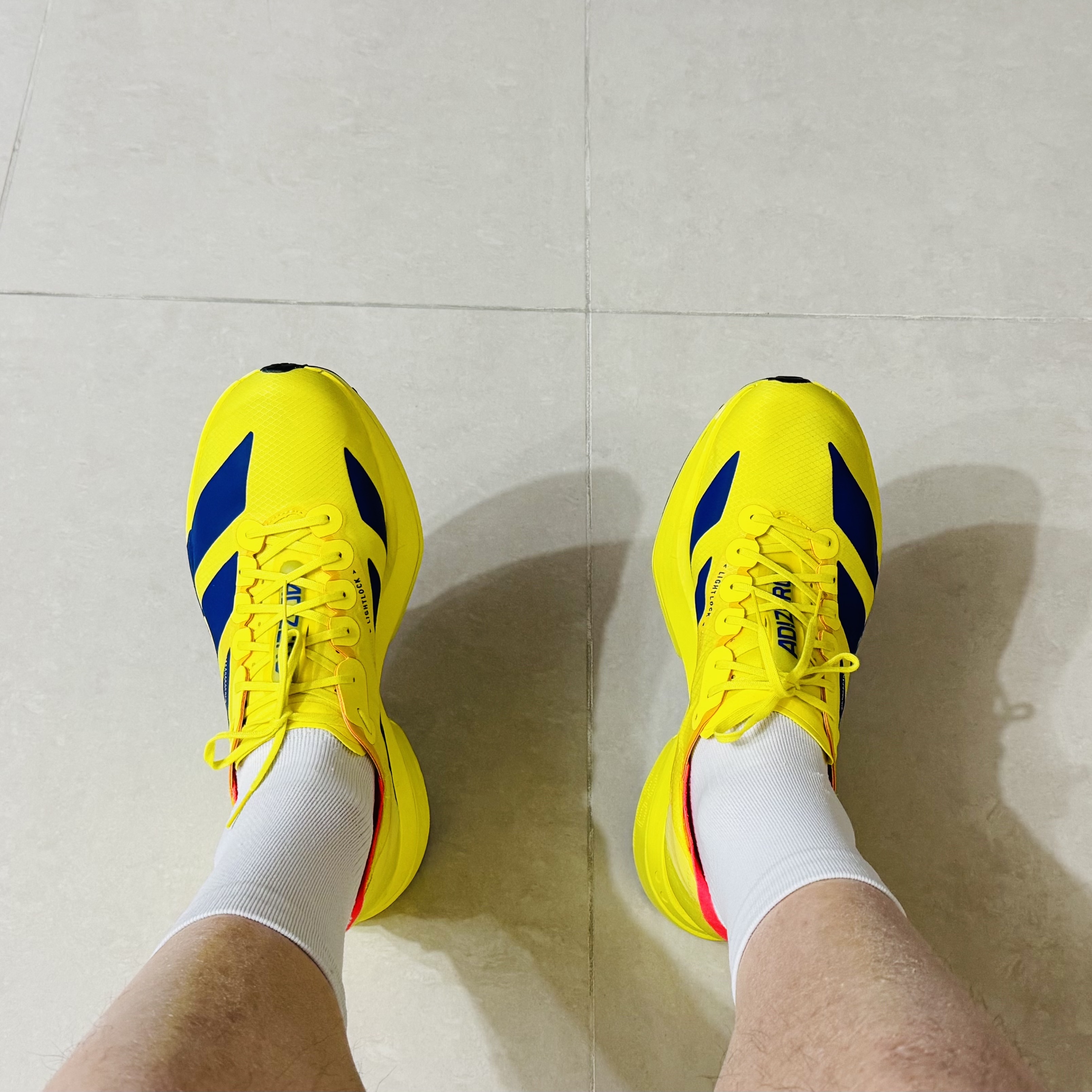 Adidas Adizero Adios Pro 4 Pure Sulfur Lucid Blue 착용 스타일 - 2