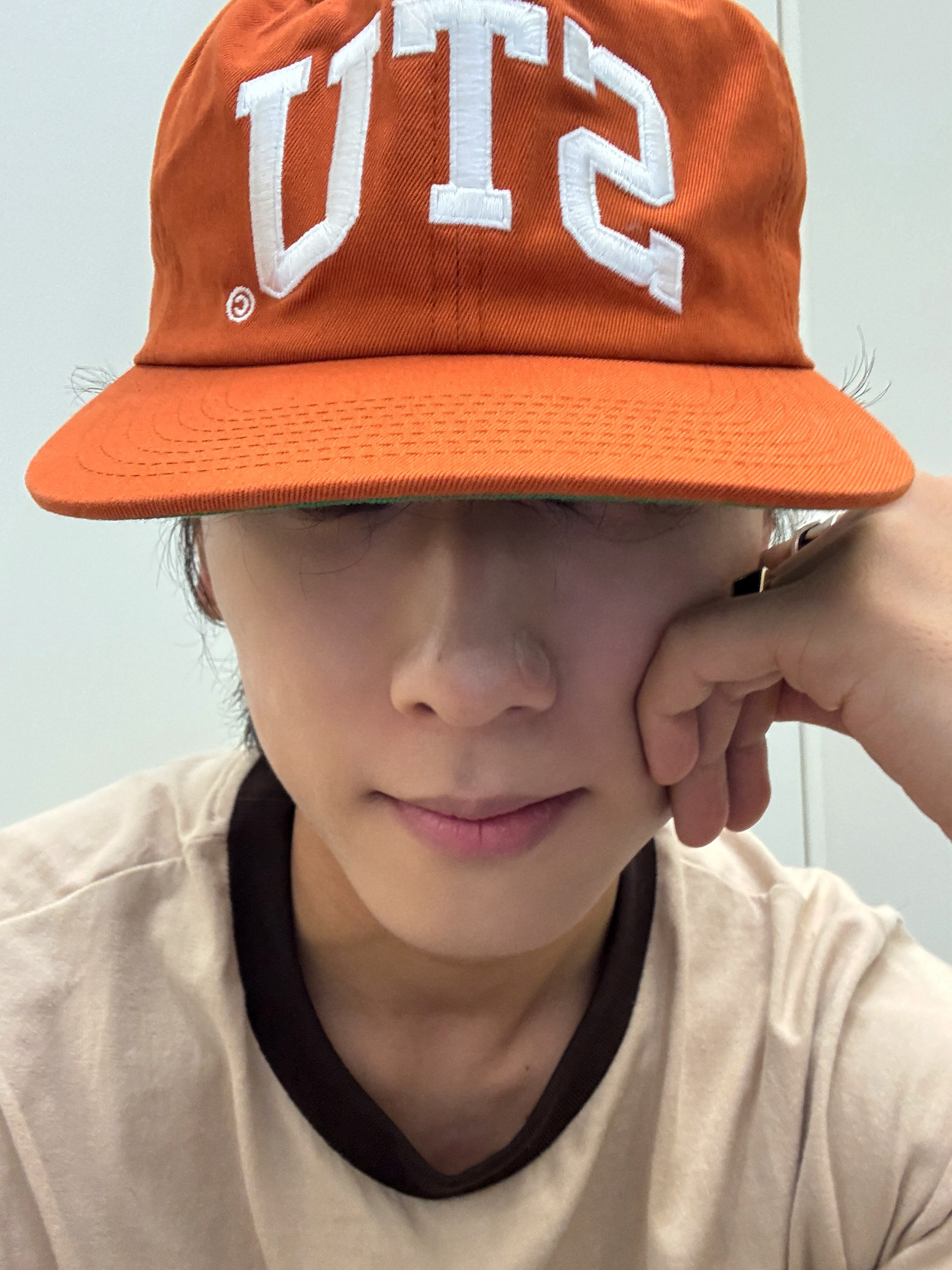 Stussy Stu Arch Strapback Cap Dark Orange 착용 스타일