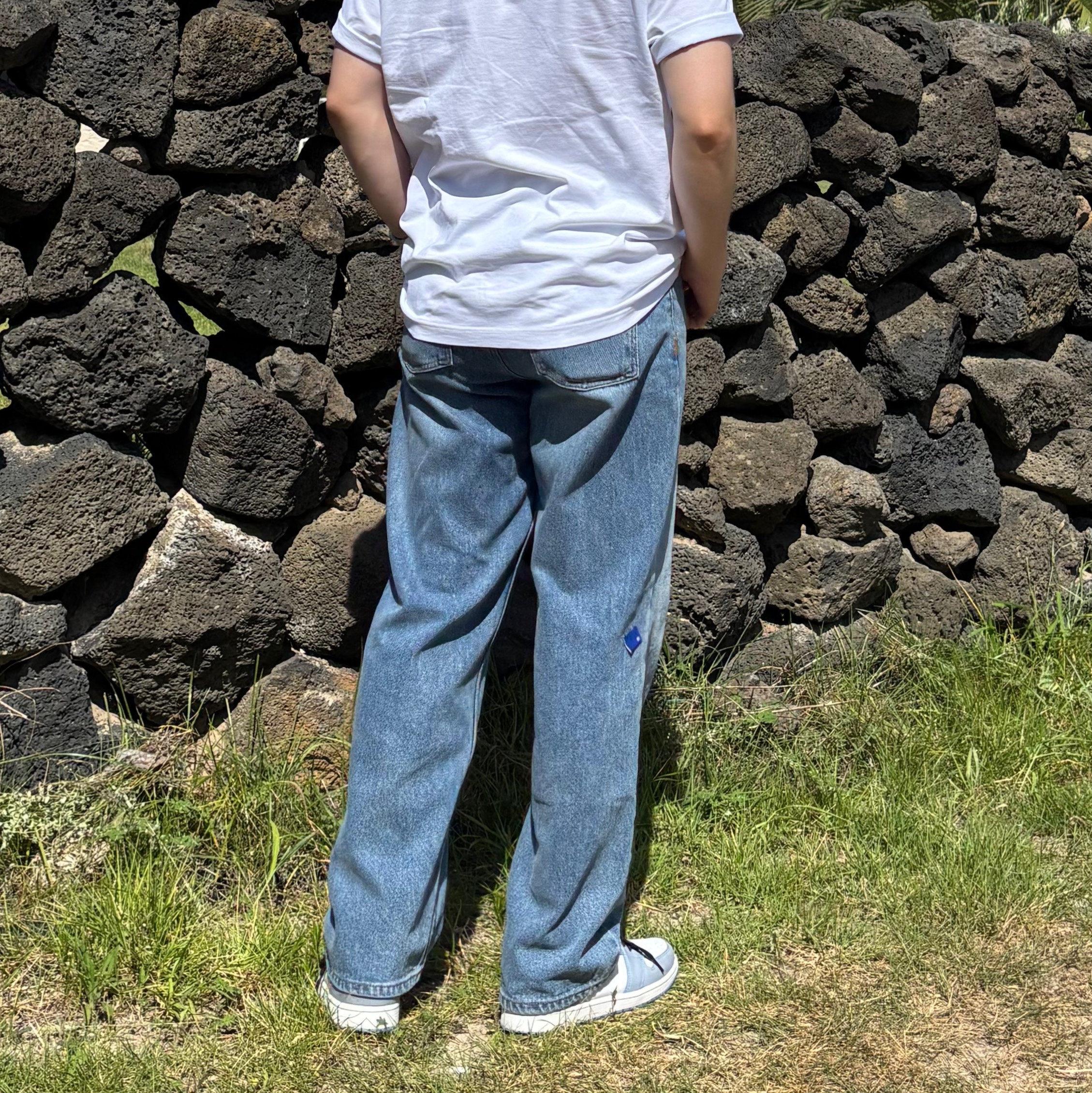 Ader Error Sig; TRS Tag Jeans 01 Blue, Maison Kitsune Bold Fox Head Patch Comfort T-Shirt White 착용 스타일 - 2