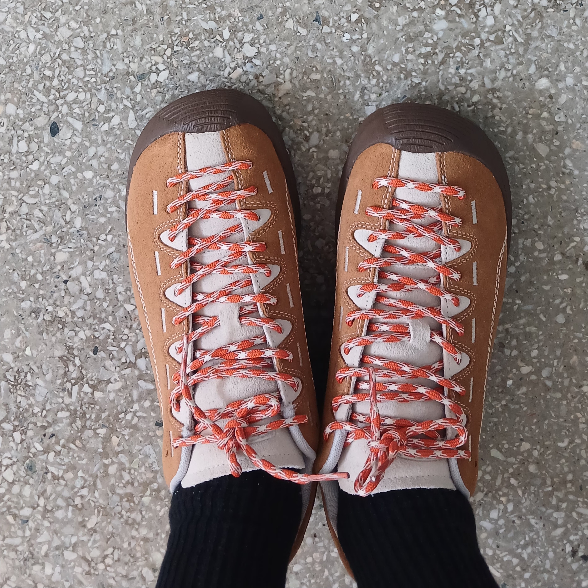 (W) Keen Jasper Suede Sneakers Chipmunk Birch 착용 스타일 - 1