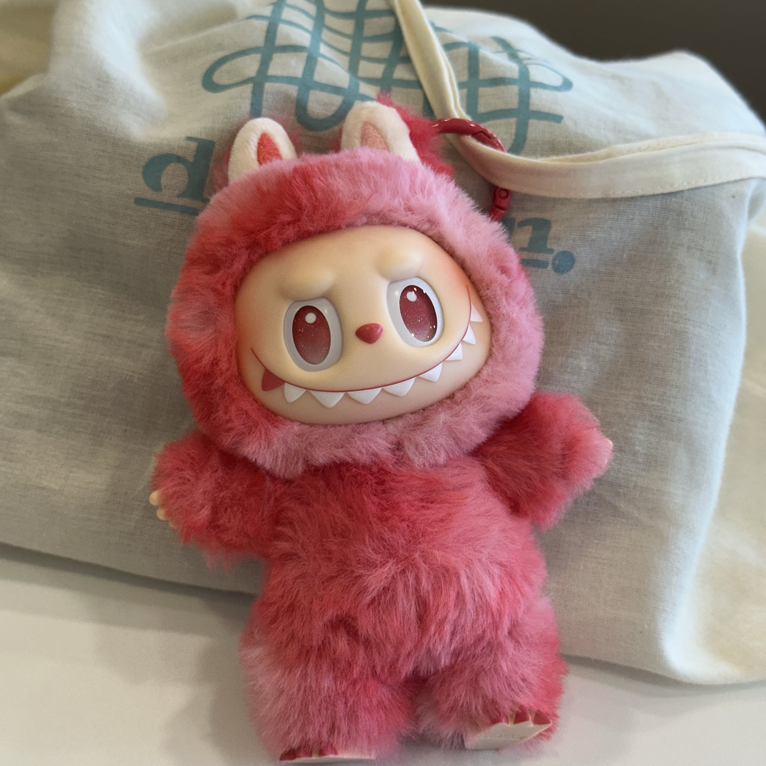 Pop Mart Labubu The Monsters Highlight Series Sealed Case (Bundle of 2/1 Blind Box) 착용 스타일